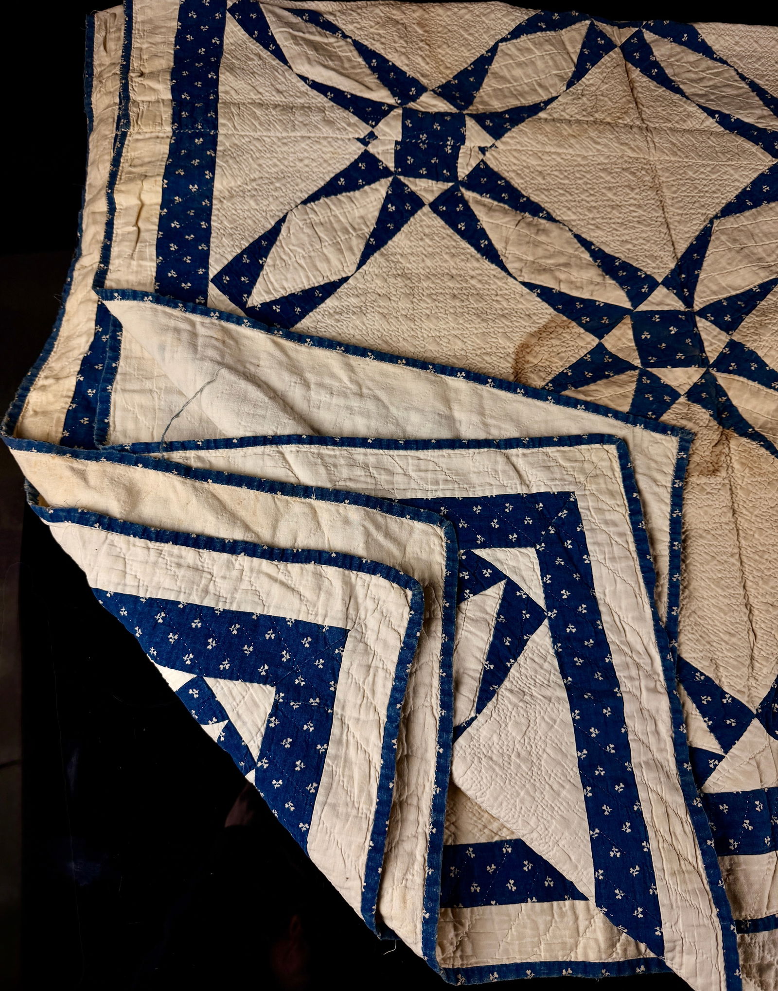 A Handmade Blue and White Hunter's Star Pattern Patchwork Quilt - 4