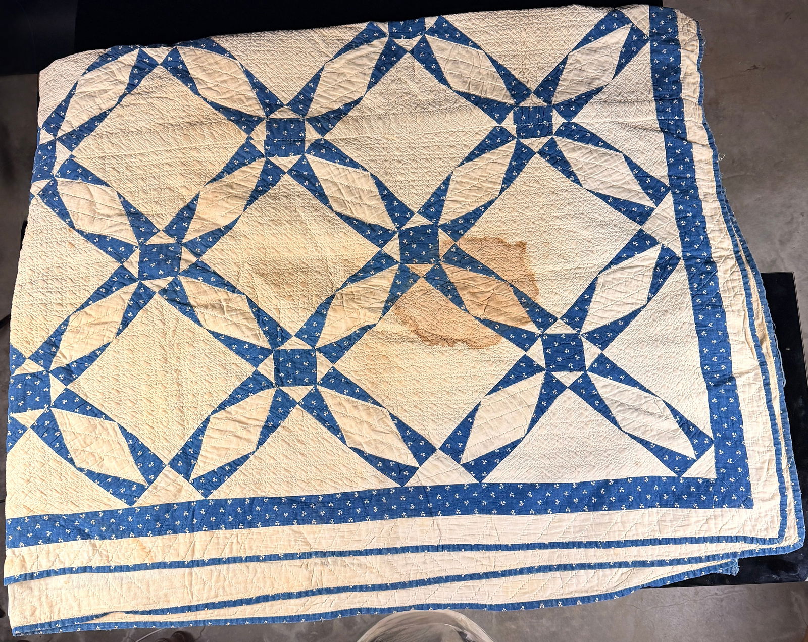 A Handmade Blue and White Hunter's Star Pattern Patchwork Quilt - 5