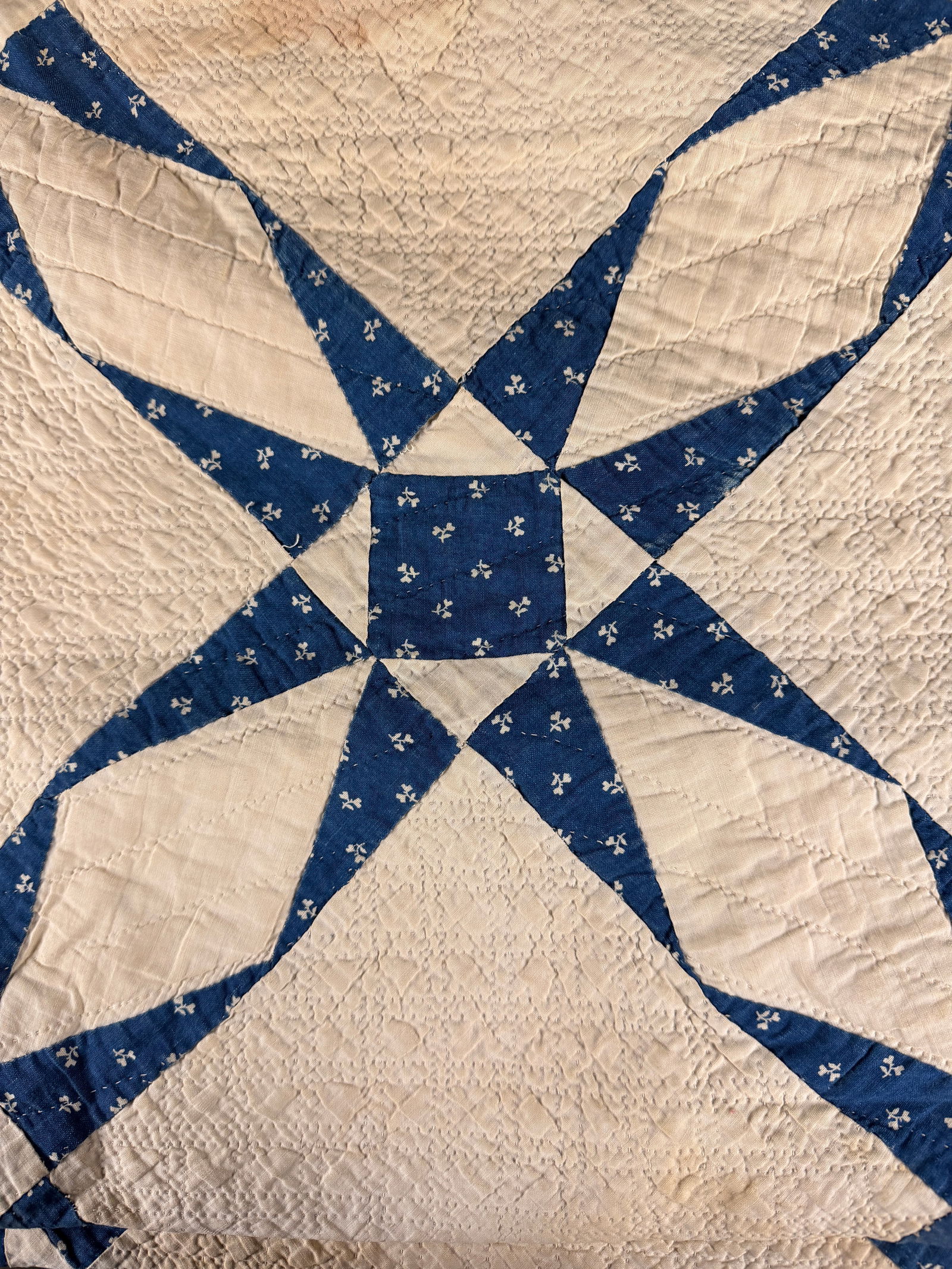 A Handmade Blue and White Hunter's Star Pattern Patchwork Quilt - 8
