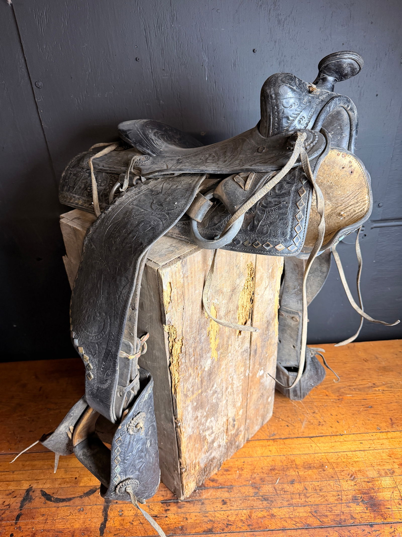 A Vintage American Western Style Tooled Leather Horse Saddle (1 of 10)