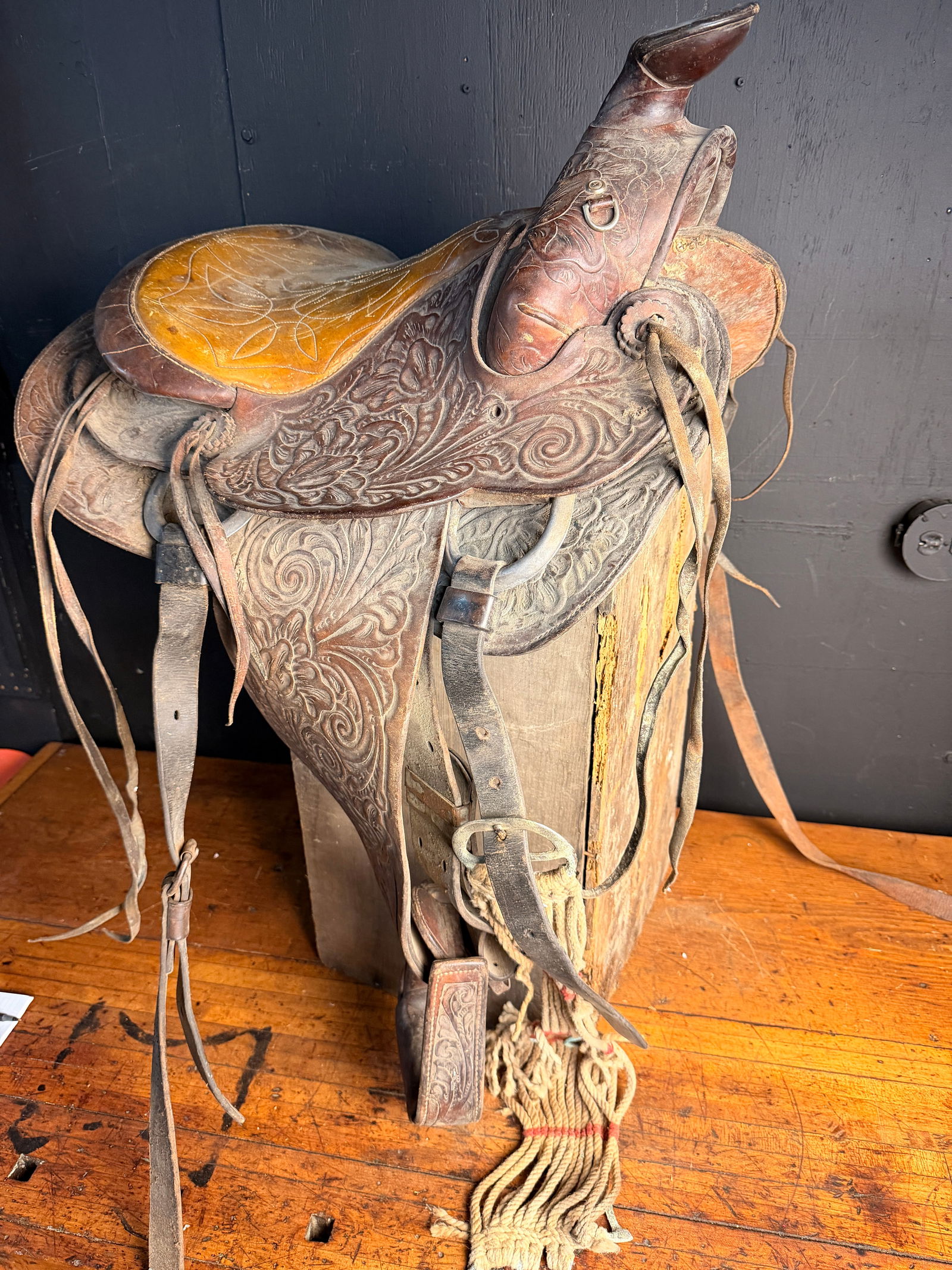 Vintage Hand-Tooled Leather Western Horse Saddle (1 of 9)