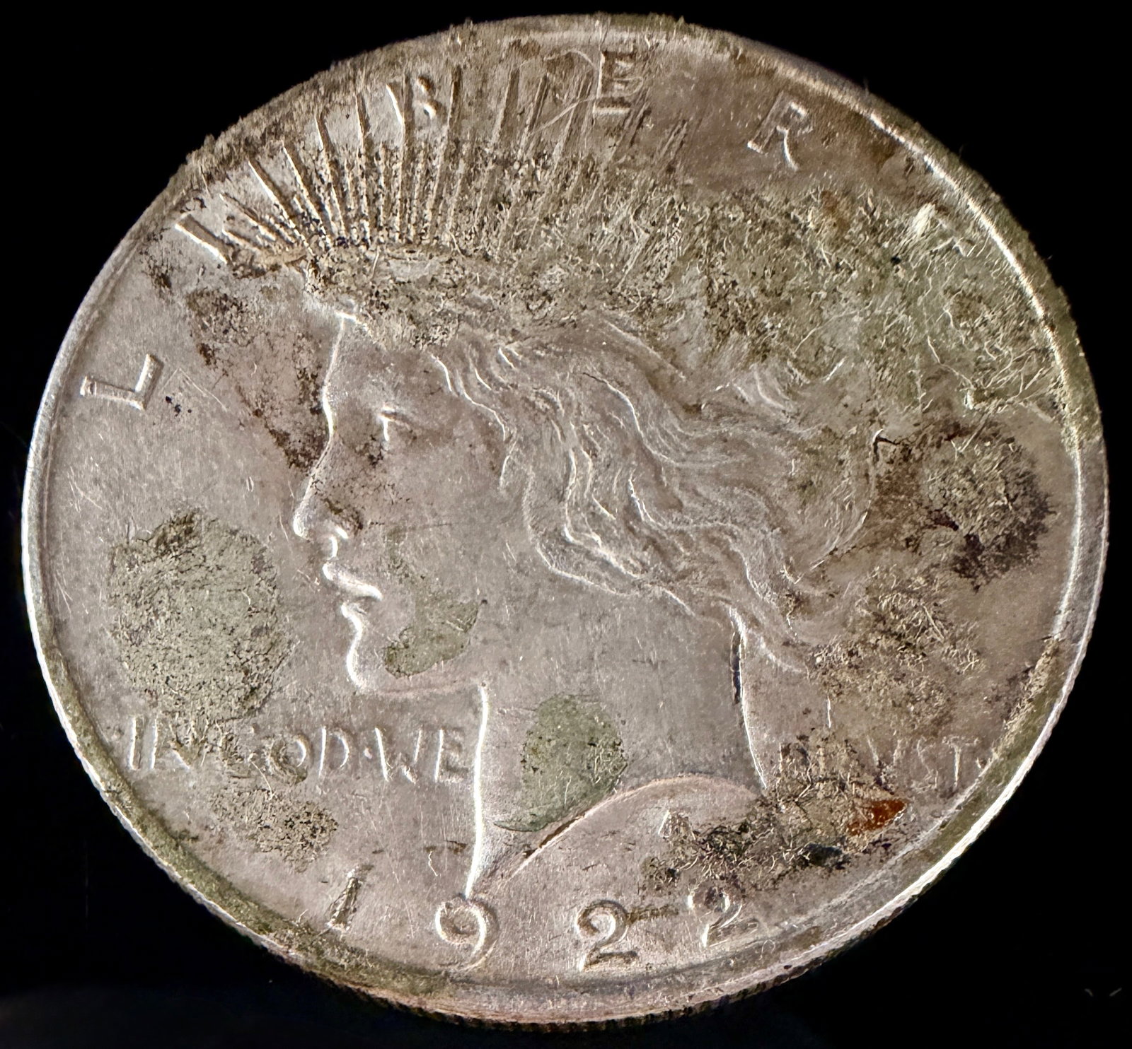 1922 US Peace Silver Dollar: This 1922 US Peace silver dollar was struck at the Philadelphia mint. The coin is composed of 90% silver and features the low-relief design by Anthony de Francisci. It has a reeded edge and no mint ma