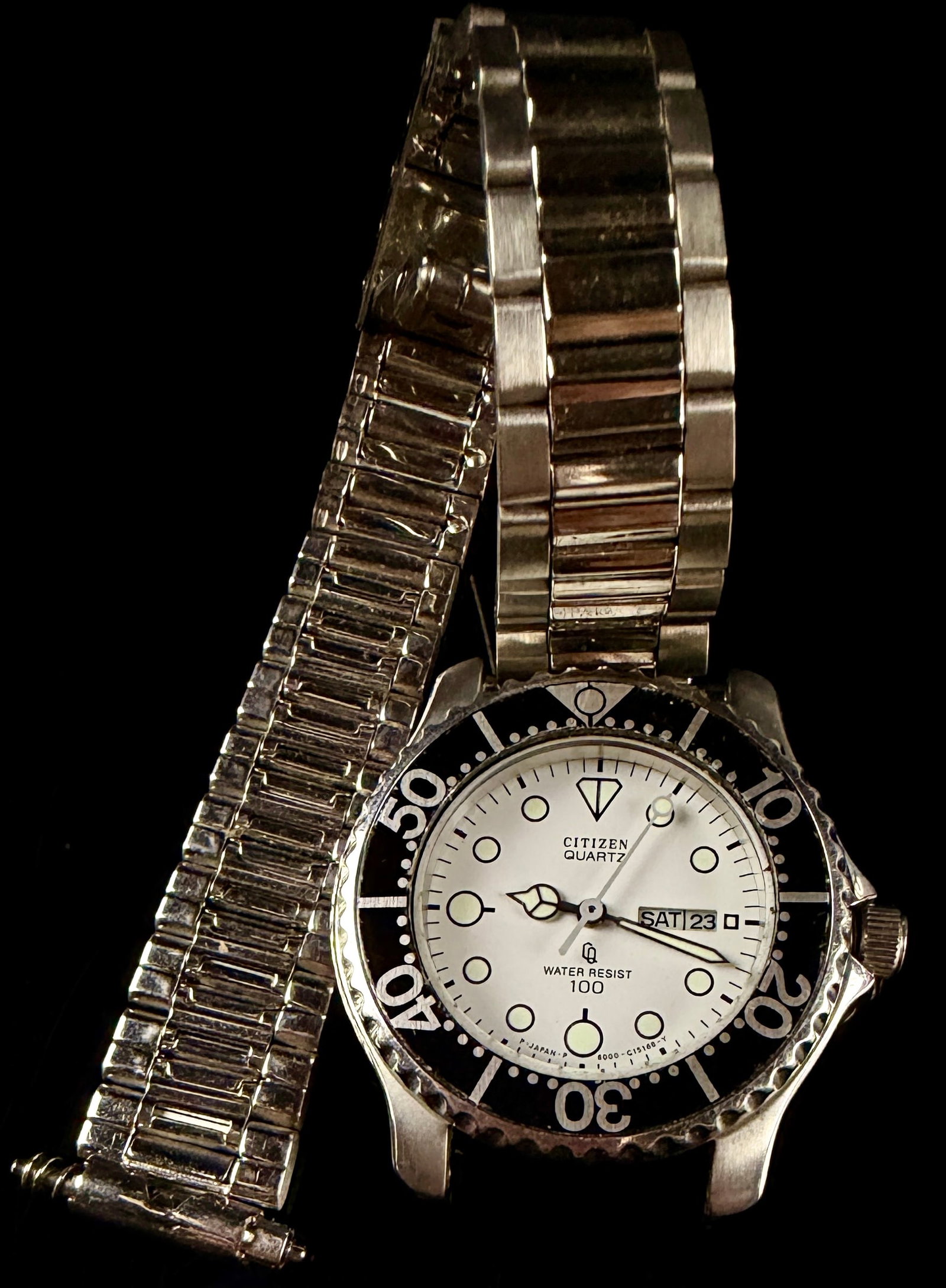 Citizen Quartz Diver-Style Stainless Steel Wristwatch, 6000-G03502 K: A vintage Citizen quartz diver-style wristwatch featuring a stainless steel case and a rotating black bezel with silver-tone indices and Arabic numerals. The off-white dial is designed with luminous d