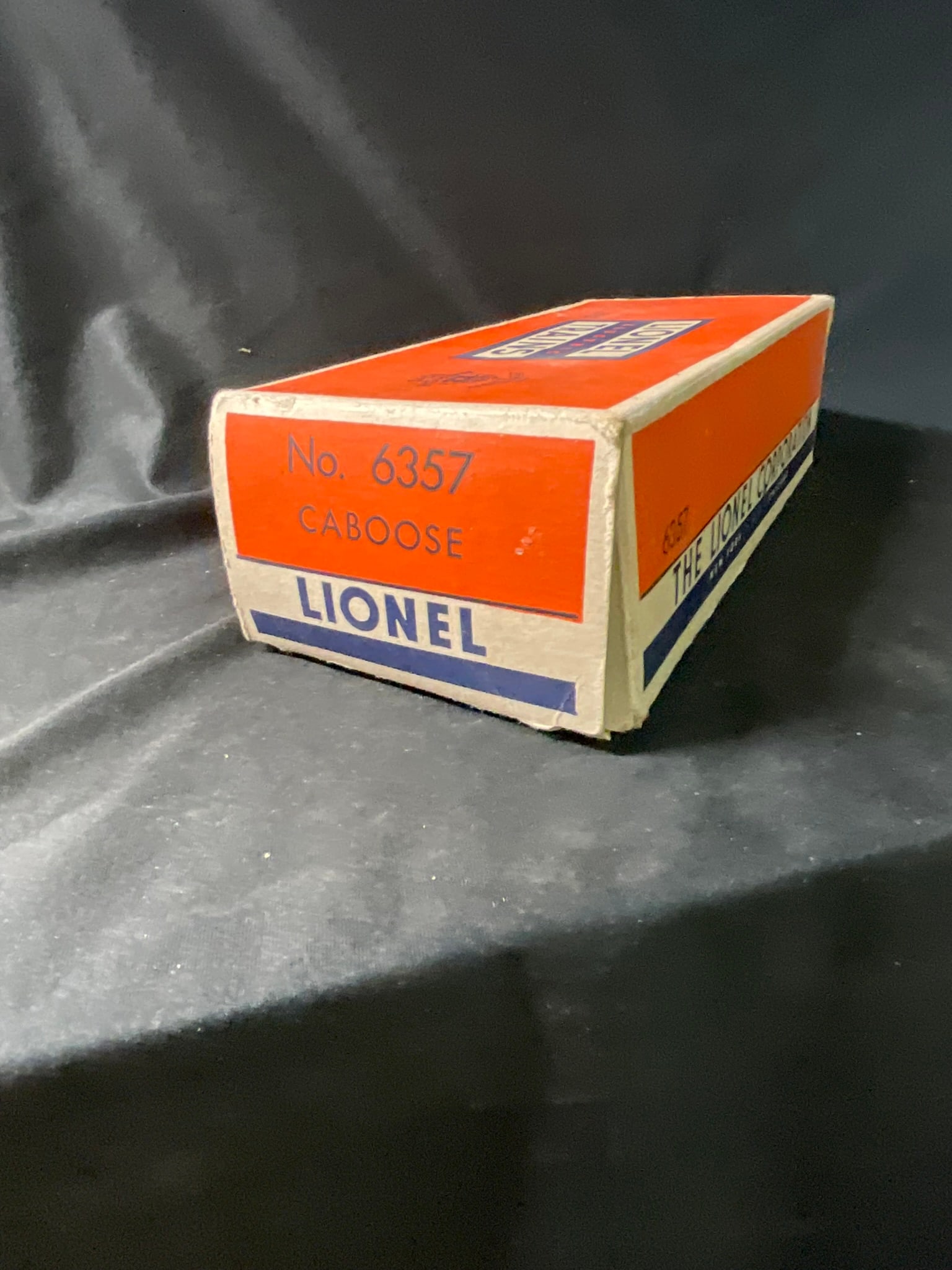 Lionel Postwar No. 6357 Southern Pacific Illuminated Caboose with Original Box (1 of 4)