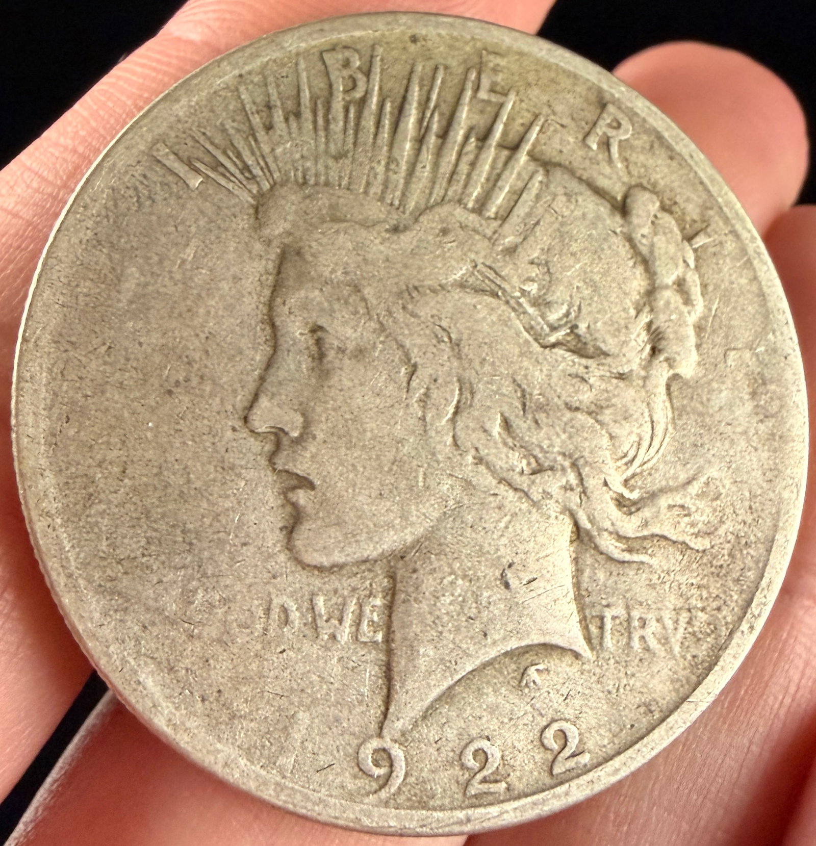 1922 US Peace Silver Dollar: This US 1922 Peace silver dollar was struck at the Philadelphia mint and is composed of 90 percent silver and 10 percent copper. The obverse features the Peace Dollar design by Anthony de Francisci, i