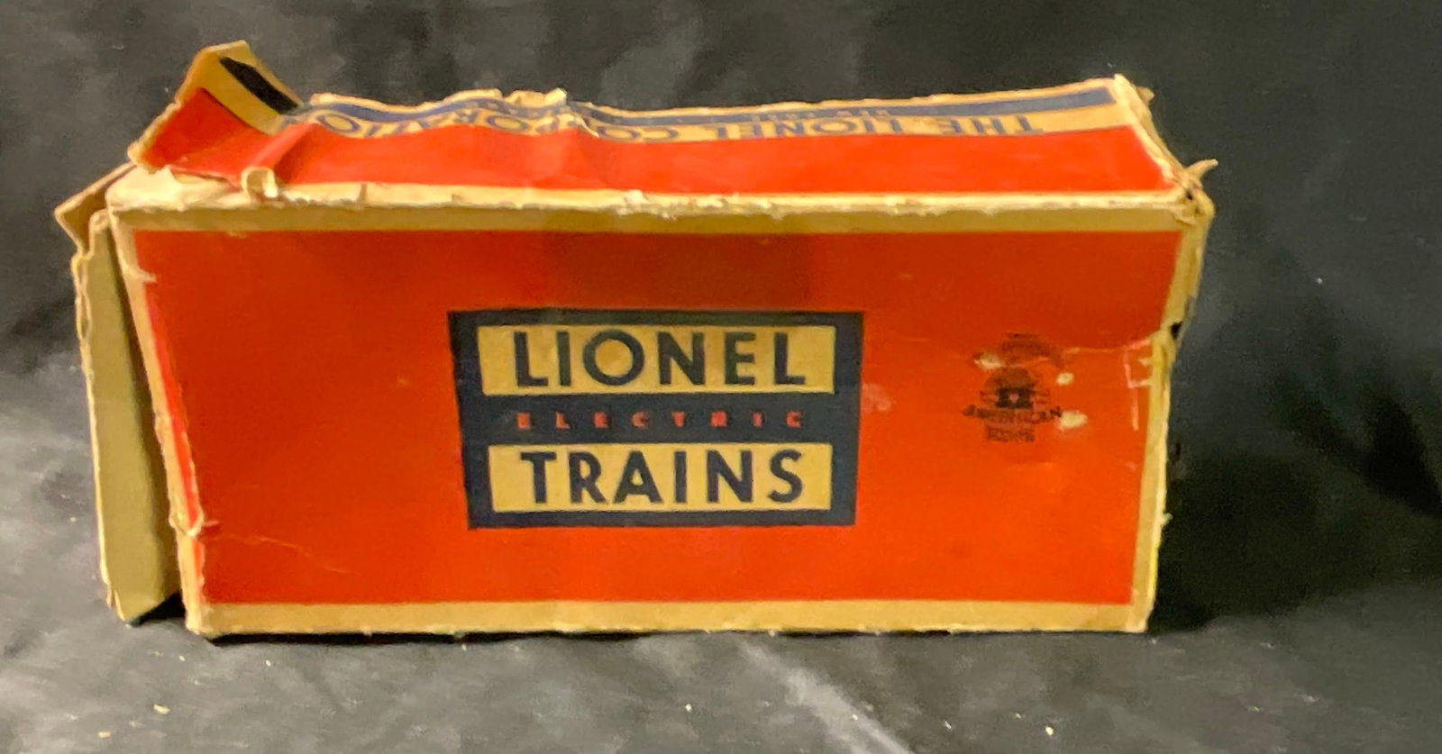 Lionel No. 6257 O-Gauge Caboose and Original Box: A vintage O-gauge model train caboose manufactured by The Lionel Corporation. The caboose is constructed with a red molded plastic body and a black-painted metal chassis. It features metal rolling tru