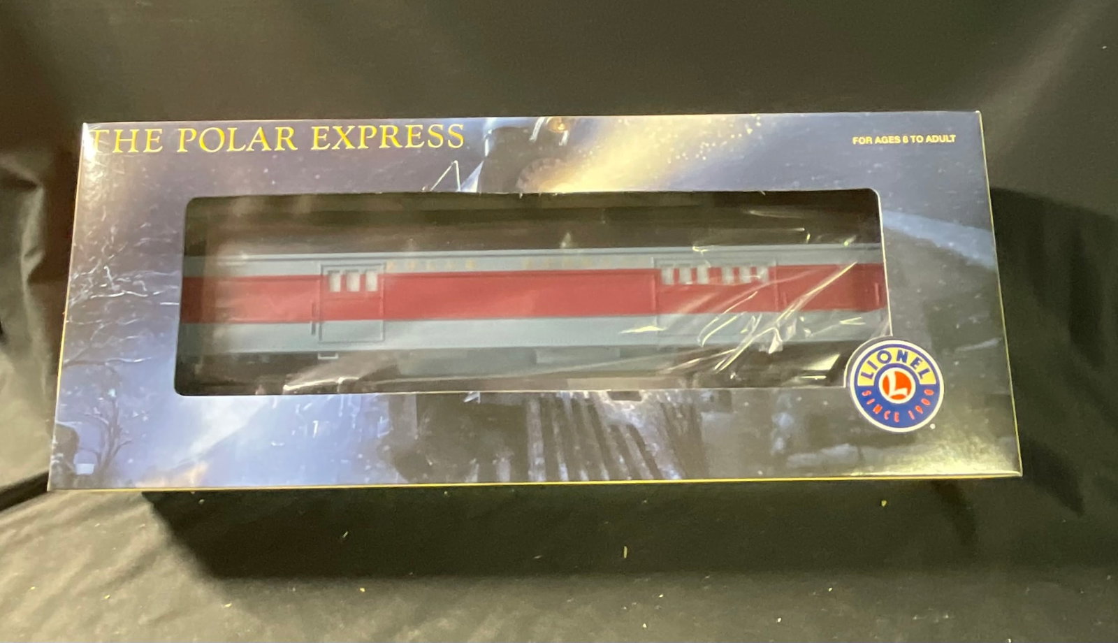 Lionel O Gauge The Polar Express Baggage Car 6-25135: This Lionel O-Gauge model train baggage car, model number 6-25135, is a licensed collectible based on the Warner Bros. film The Polar Express. The car is constructed of molded plastic with a blue and 