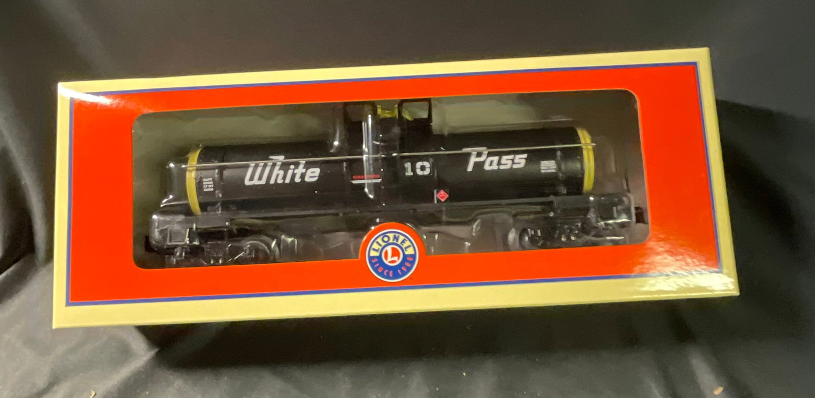 Lionel O Gauge White Pass and Yukon Tank Car Road Number 10 No. 6-29632 (1 of 5)