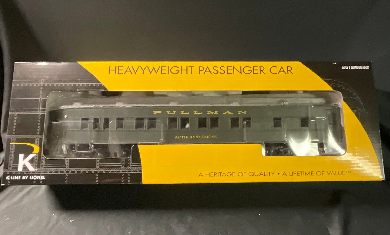 K-Line by Lionel O Gauge Heavyweight Pullman Passenger Car New York Central Apthorpe House 6-21172: Manufactured by K-Line by Lionel, this is an O gauge heavyweight Pullman passenger car featuring the New York Central (NYC) road name and titled Apthorpe House. The car is constructed with a plastic b
