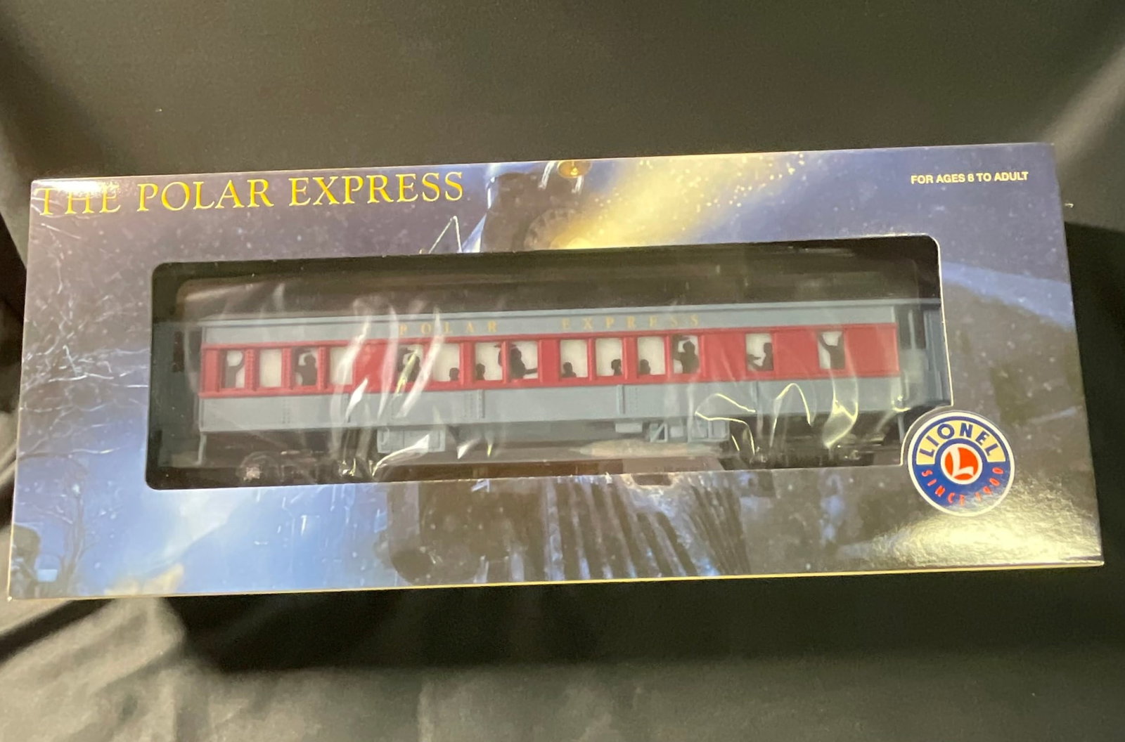 Lionel O Gauge The Polar Express Hot Chocolate Car 6-25186: Lionel O gauge model train passenger car, identified as The Polar Express Hot Chocolate Car, model number 6-25186. The car is constructed with a plastic body and features metal wheels and couplers. Th
