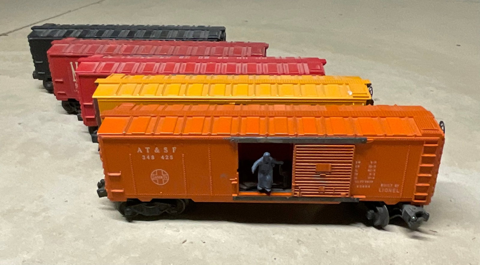 A Lot of Five Vintage Lionel O Gauge Postwar Era Boxcars and Refrigerator Car (1 of 20)