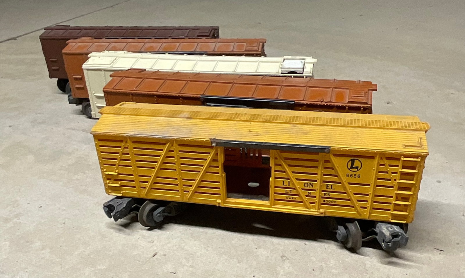 Five Lionel Postwar O Gauge Model Train Freight Cars (1 of 20)