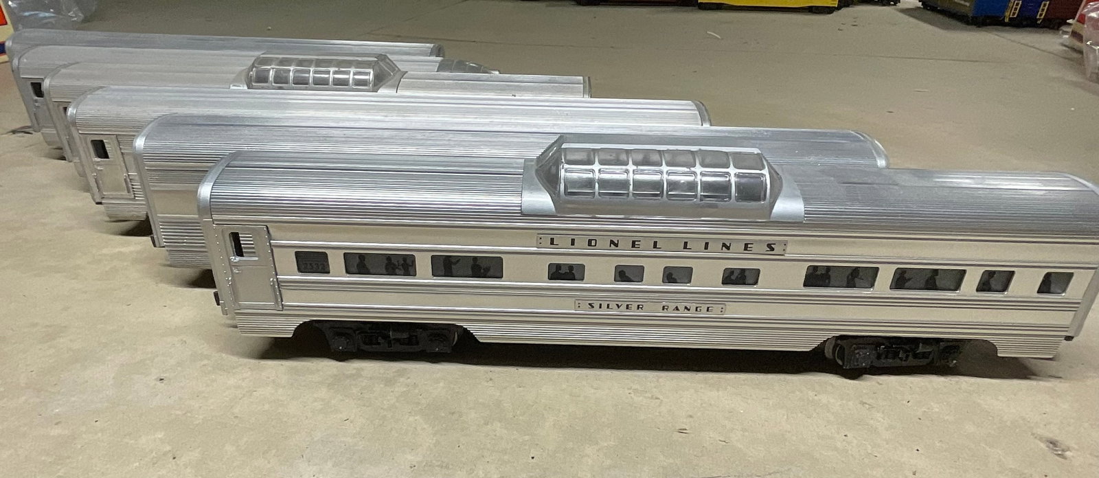 A Set of Five Lionel Postwar O-Gauge Passenger Cars (1 of 20)