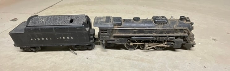 A Pair of Lionel Postwar O27 Gauge Steam Locomotive No. 2026 and Whistle Tender No. 2466WX (1 of 10)