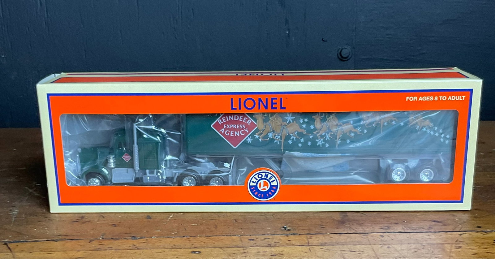 Lionel 6-14260 O-Gauge Christmas Tractor and Trailer Set (1 of 5)