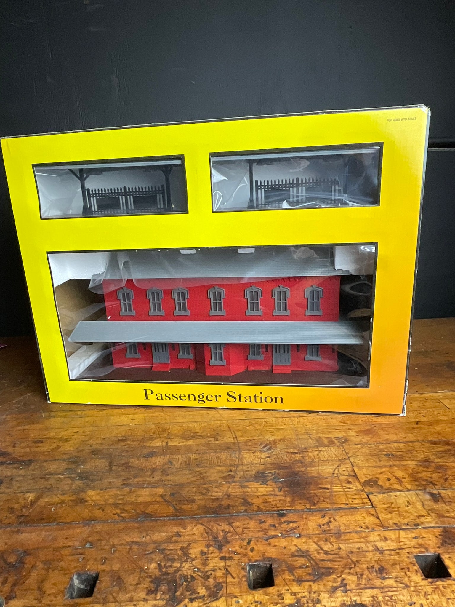 MTH RailKing O-Gauge Red Passenger Station with Dual Platforms Item No. 30-9014 (1 of 7)