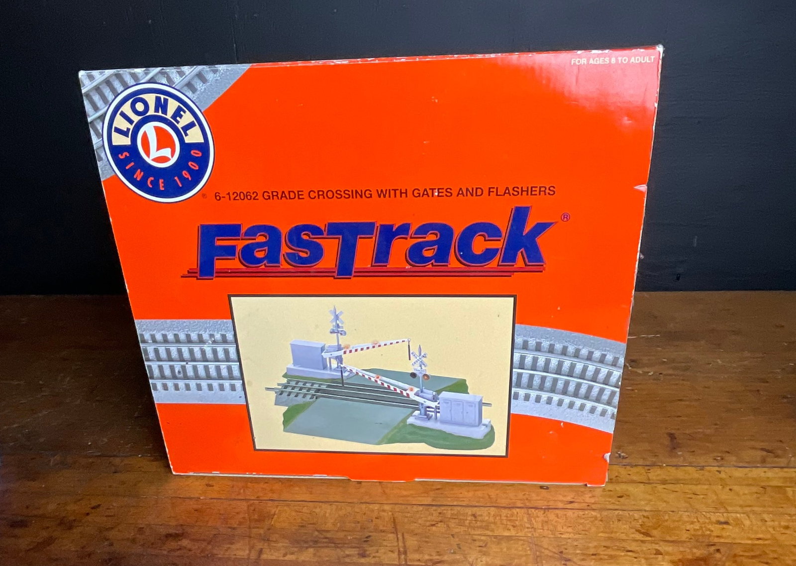 Lionel FasTrack 6-12062 O-Gauge Grade Crossing with Gates and Flashers in Original Box (1 of 6)