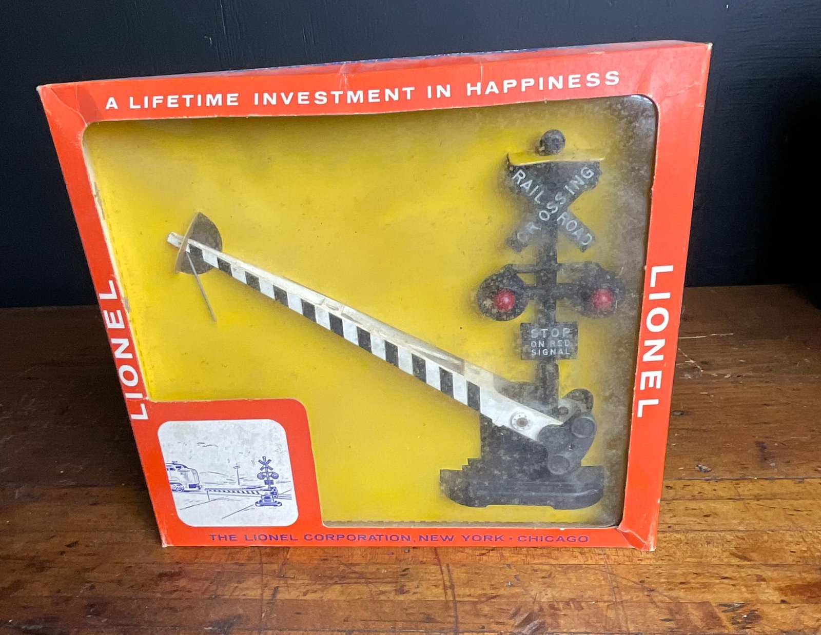 Lionel No. 262 Highway Crossing Gate in Original Box (1 of 4)