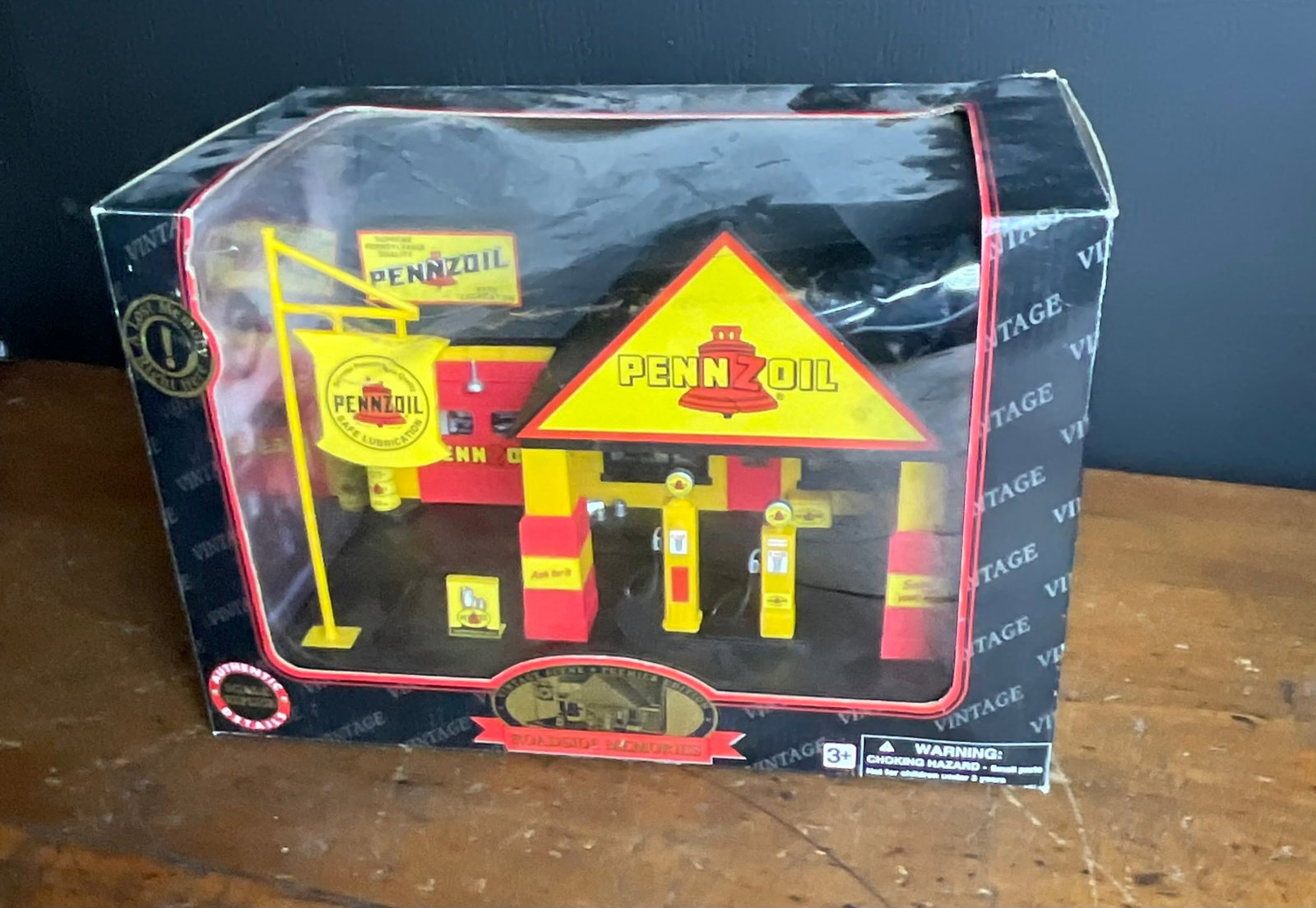 Golden Wheel Roadside Memories Pennzoil Gas Station Set in Original Box