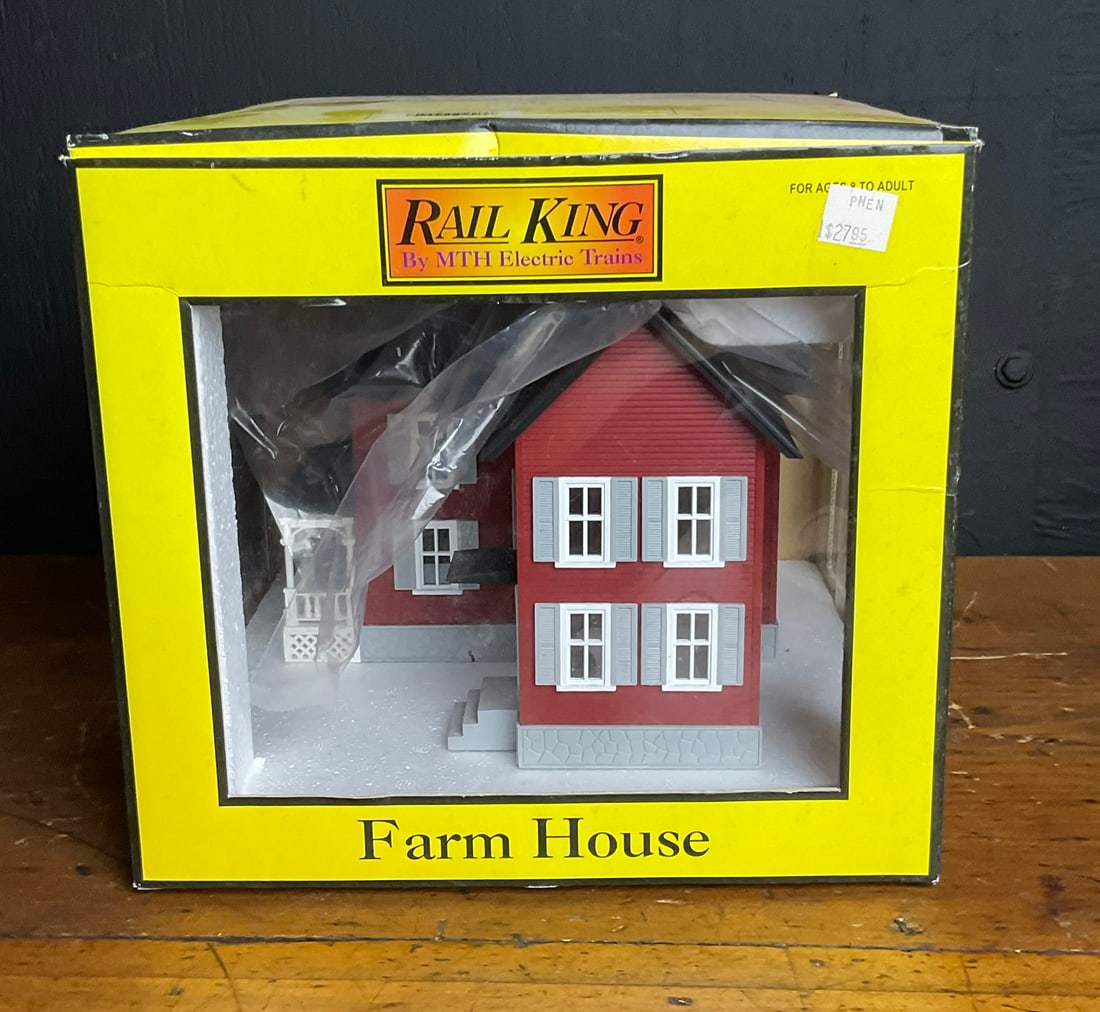 MTH RailKing O Gauge RailTown Series Farm House 30-9016 Red with Gray Shutters (1 of 5)