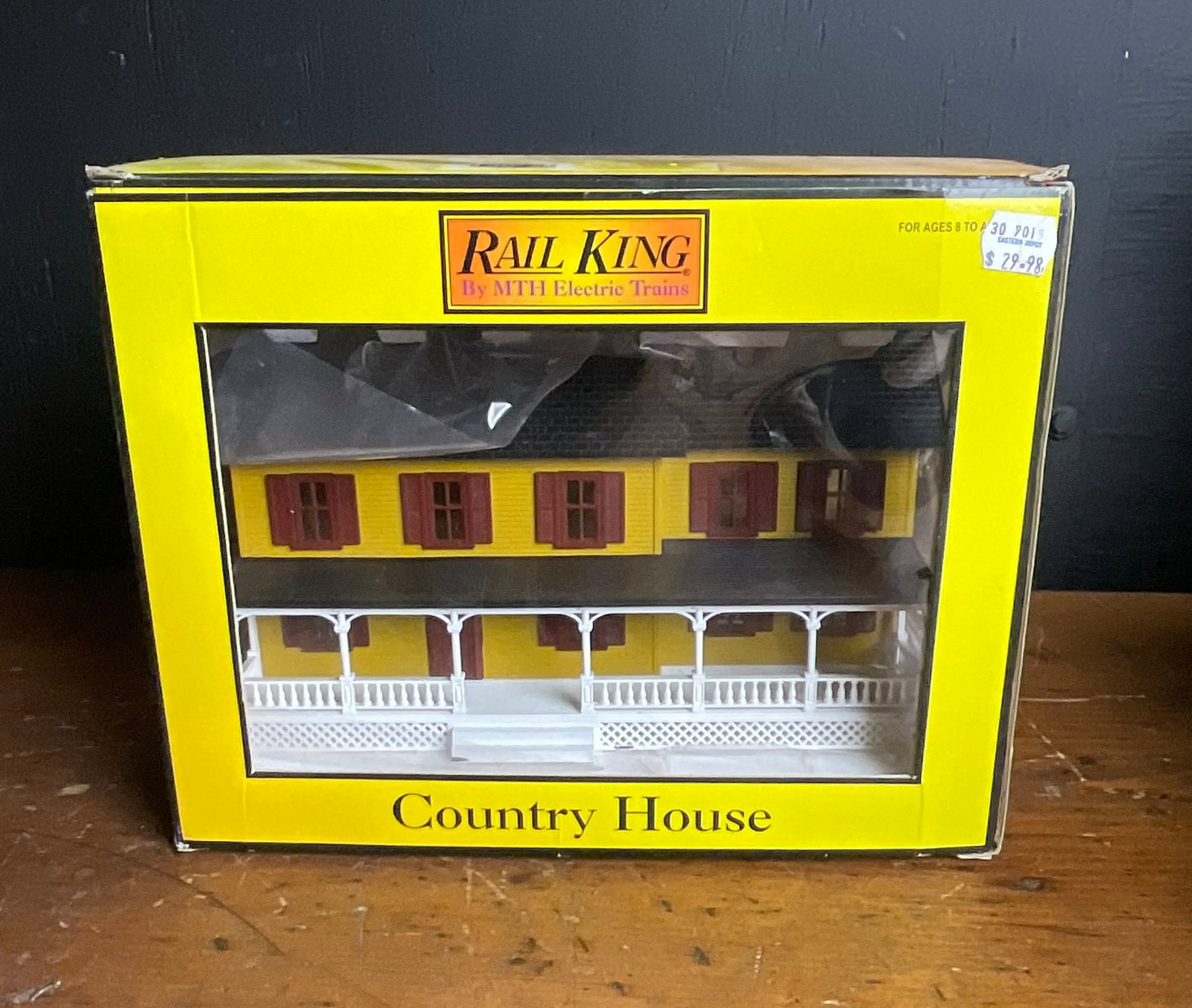 RailKing by MTH Electric Trains O-Gauge Country House 30-9015 (1 of 5)