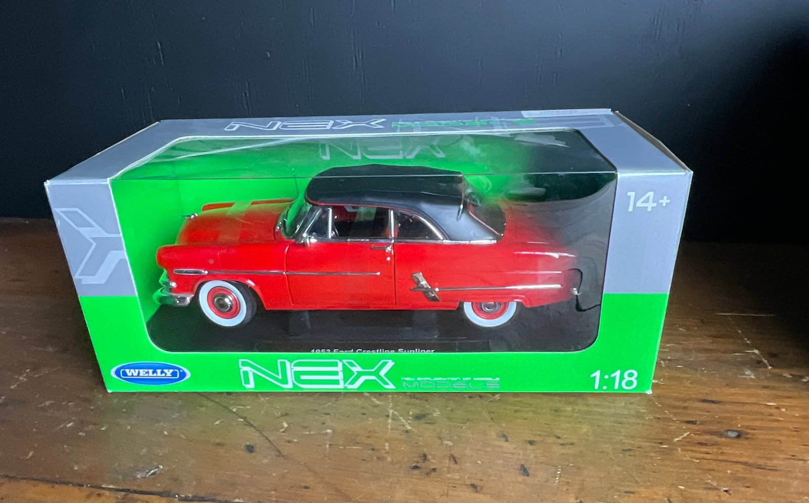 Welly NEX Models 1:18 Scale 1953 Ford Crestline Sunliner (1 of 4)