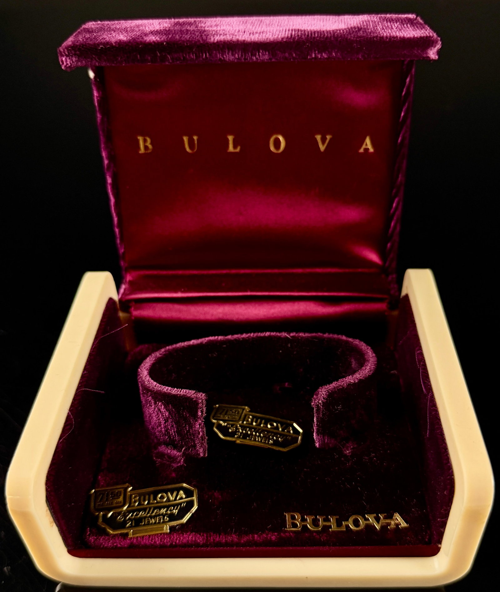 Vintage Bulova Fifth Avenue Excellency Watch Presentation Box and Display Accessories (1 of 7)