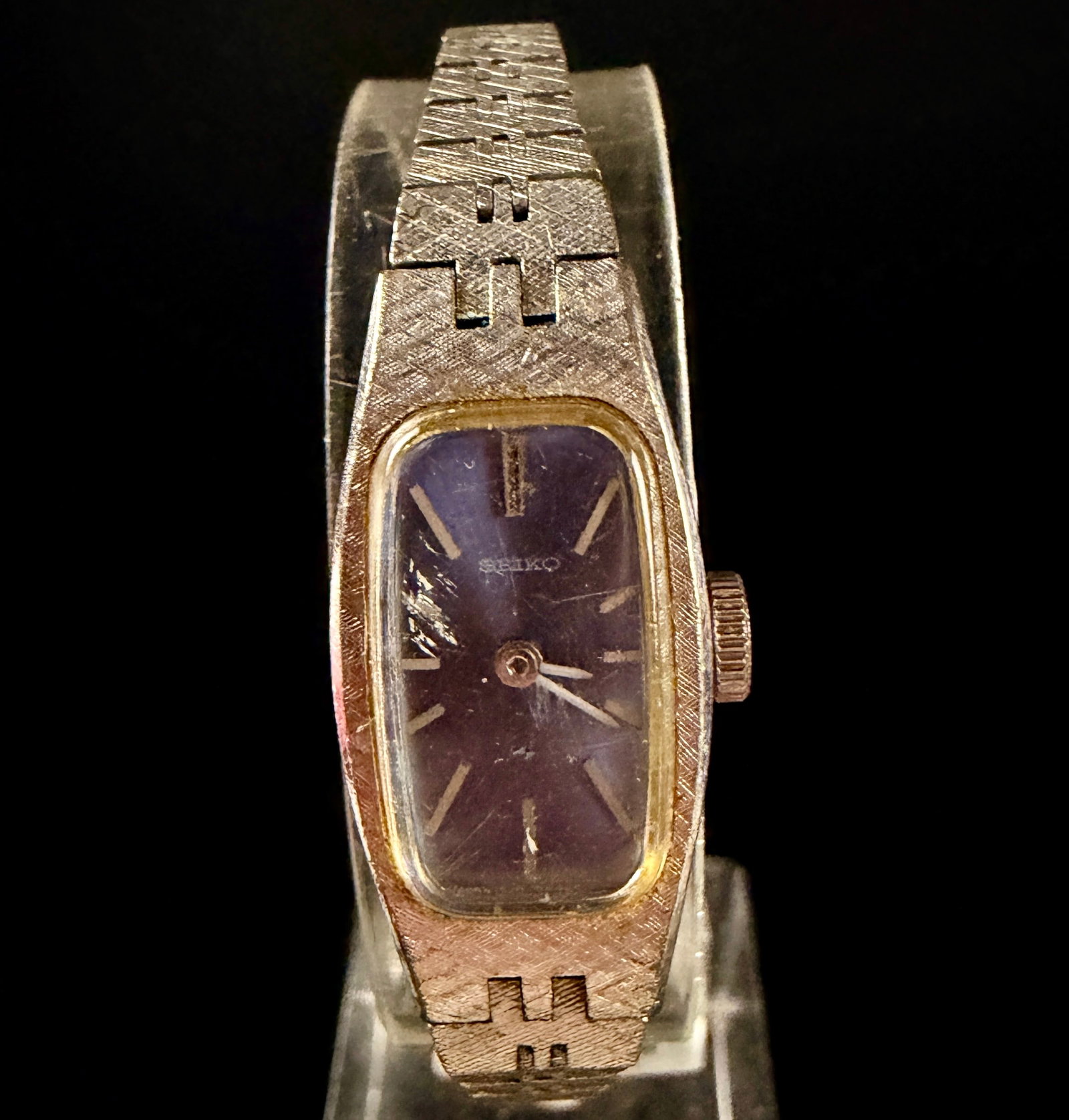 Vintage Seiko 1520-3629 Ladies Manual Wind Wristwatch, 1974: A vintage Seiko ladies manual wind wristwatch, reference 1520-3629, produced by the Daini Seikosha factory. The timepiece features a rectangular case with a base metal top showcasing a heavy textured 
