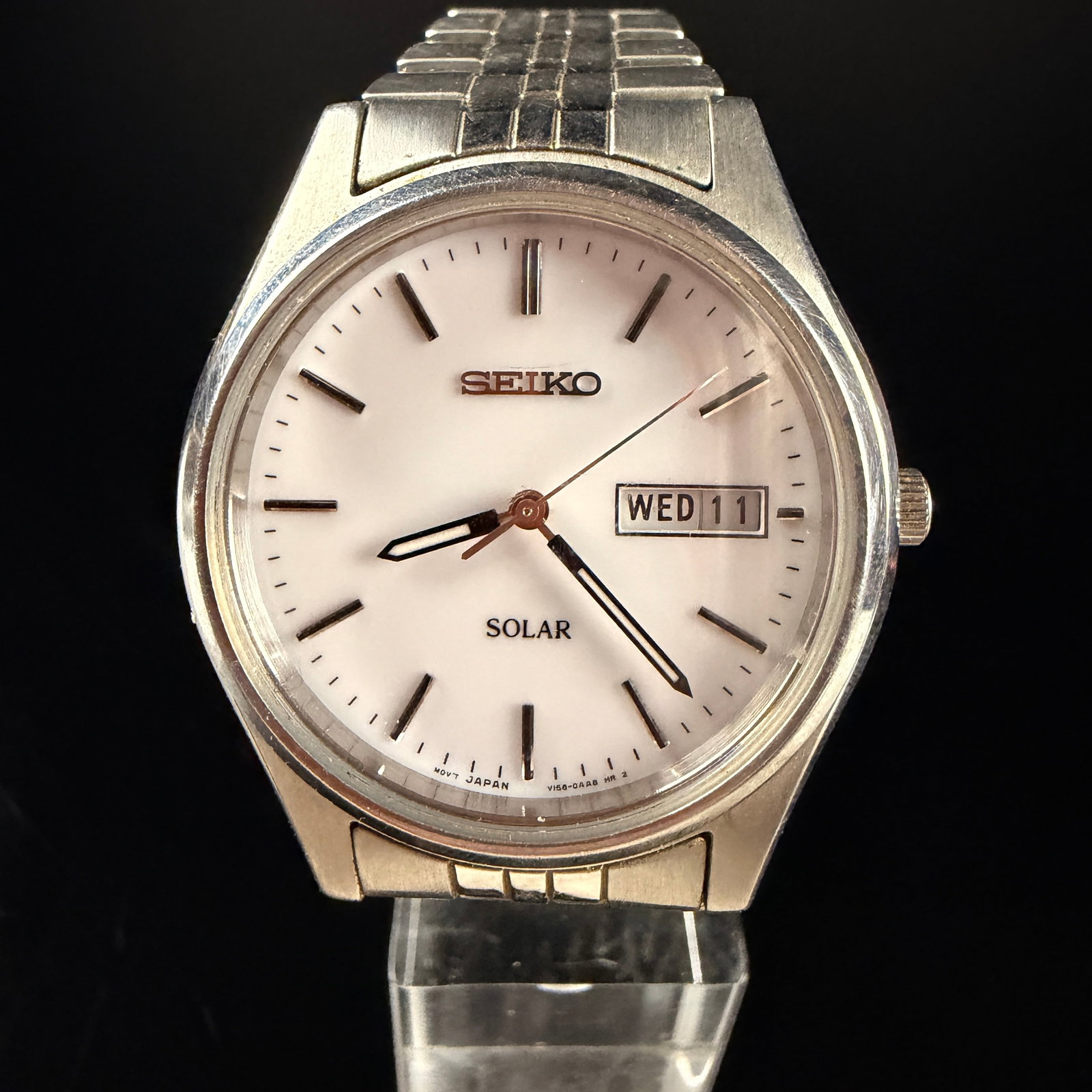 Seiko Solar Day-Date Stainless Steel Men's Wristwatch SNE031 V158-0AS0: Seiko Solar Day-Date wristwatch, model SNE031. This timepiece features a stainless steel case and a white dial set with applied silver-tone baton hour markers and a black-printed outer minute track. A