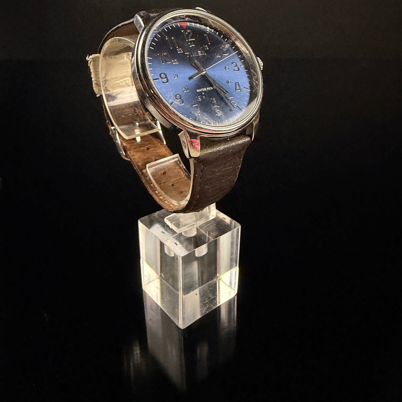 Timex Men's Classics Blue Dial Quartz Wristwatch TW2R85400: This Timex Men's Classics wristwatch, model number TW2R85400, features a blue sunburst dial housed in a polished metal case with a stainless steel back. The dial displays silver-tone Arabic numerals f