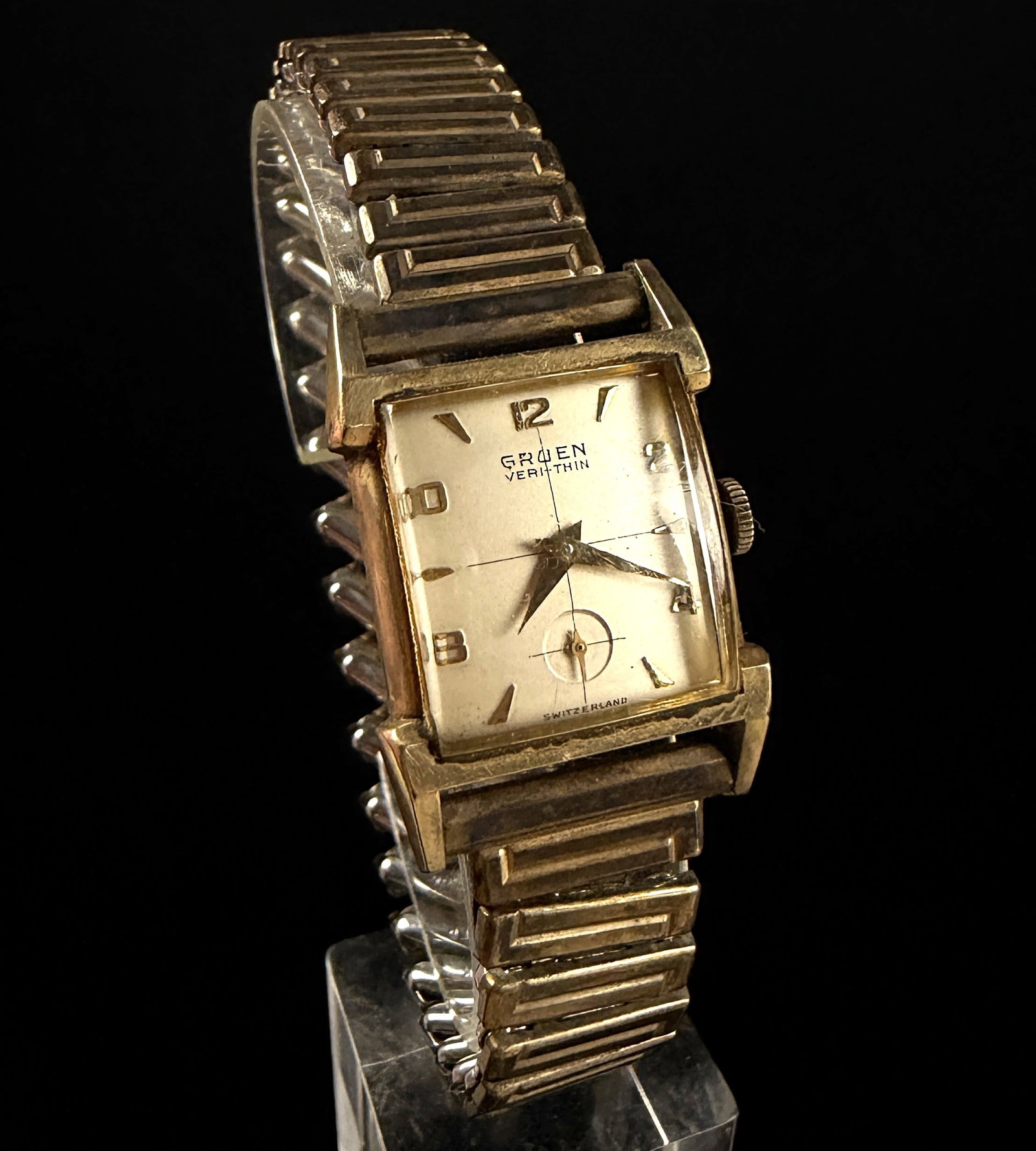 Vintage Gruen Veri-Thin 10kt Gold Filled Manual Wind Wristwatch Ref 435-672: This is a vintage Gruen Veri-Thin manual-wind wristwatch, reference number 435-672. The watch features a rectangular case constructed with a 10 karat gold-filled bezel and a stainless steel Guildite c
