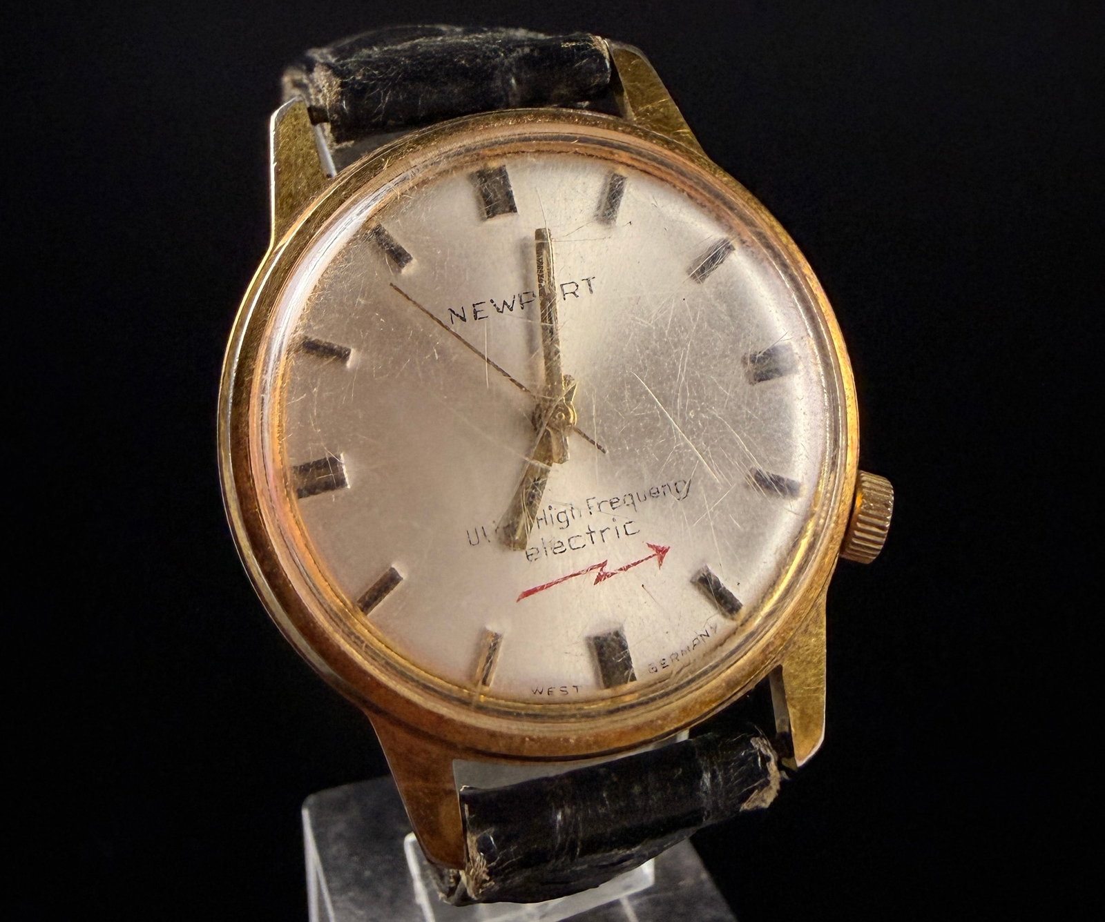 Newport Ultra High Frequency Electric West German Wristwatch Caliber 25: This is a Newport Ultra High Frequency electric wristwatch manufactured in West Germany and distributed by R. Gsell and Company. The timepiece features a sunburst silver to champagne dial with applied