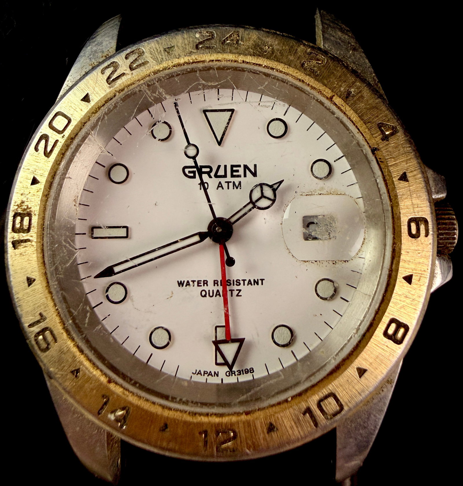 Gruen 321-6M17 Explorer II Style GMT Quartz Diver Wristwatch Head: A vintage Gruen quartz wristwatch head, reference number 321-6M17, designed in the GMT diver style. The timepiece features a stainless steel case with a bi-color gold-tone rotating bezel marked with a