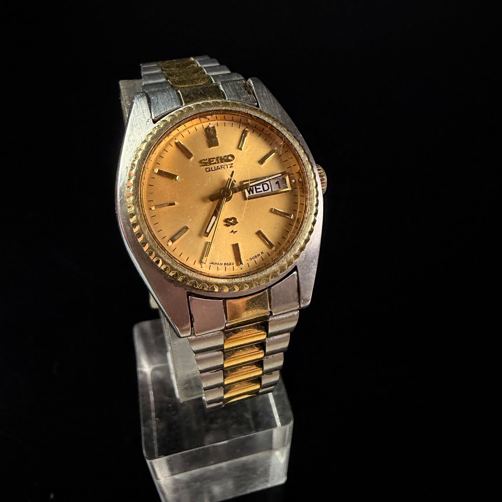 Seiko SQ Quartz Ladies Two-Tone Day-Date Watch Reference 8523-0050: A vintage Seiko SQ (Seiko Quartz) ladies' wristwatch, reference number 8523-0050. The timepiece features a stainless steel case with a gold-plated (SGP) fluted bezel and an integrated two-tone