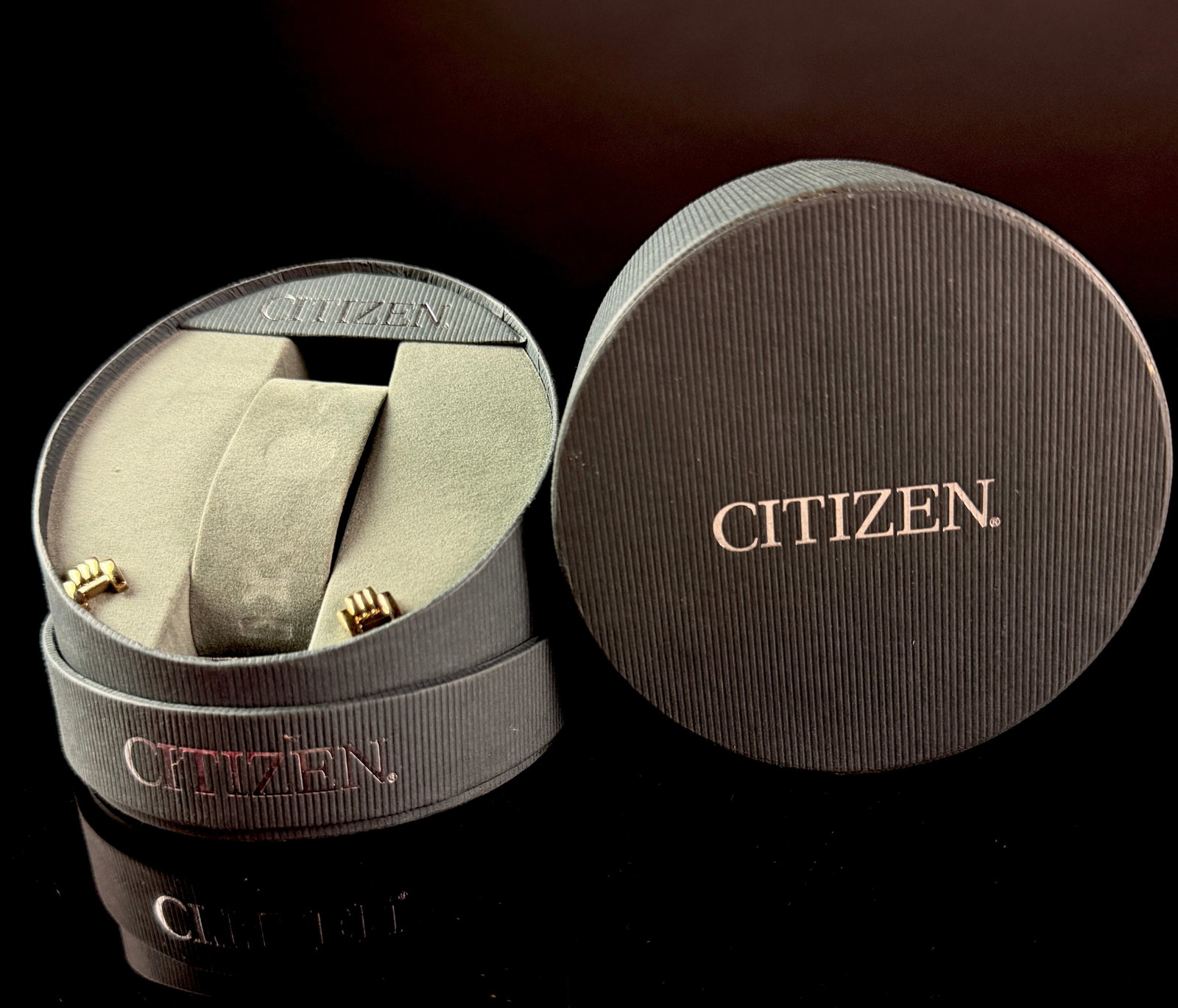 A Pair of Citizen Yellow Gold-Tone Watch Bracelet Links and Original Presentation Box (1 of 5)
