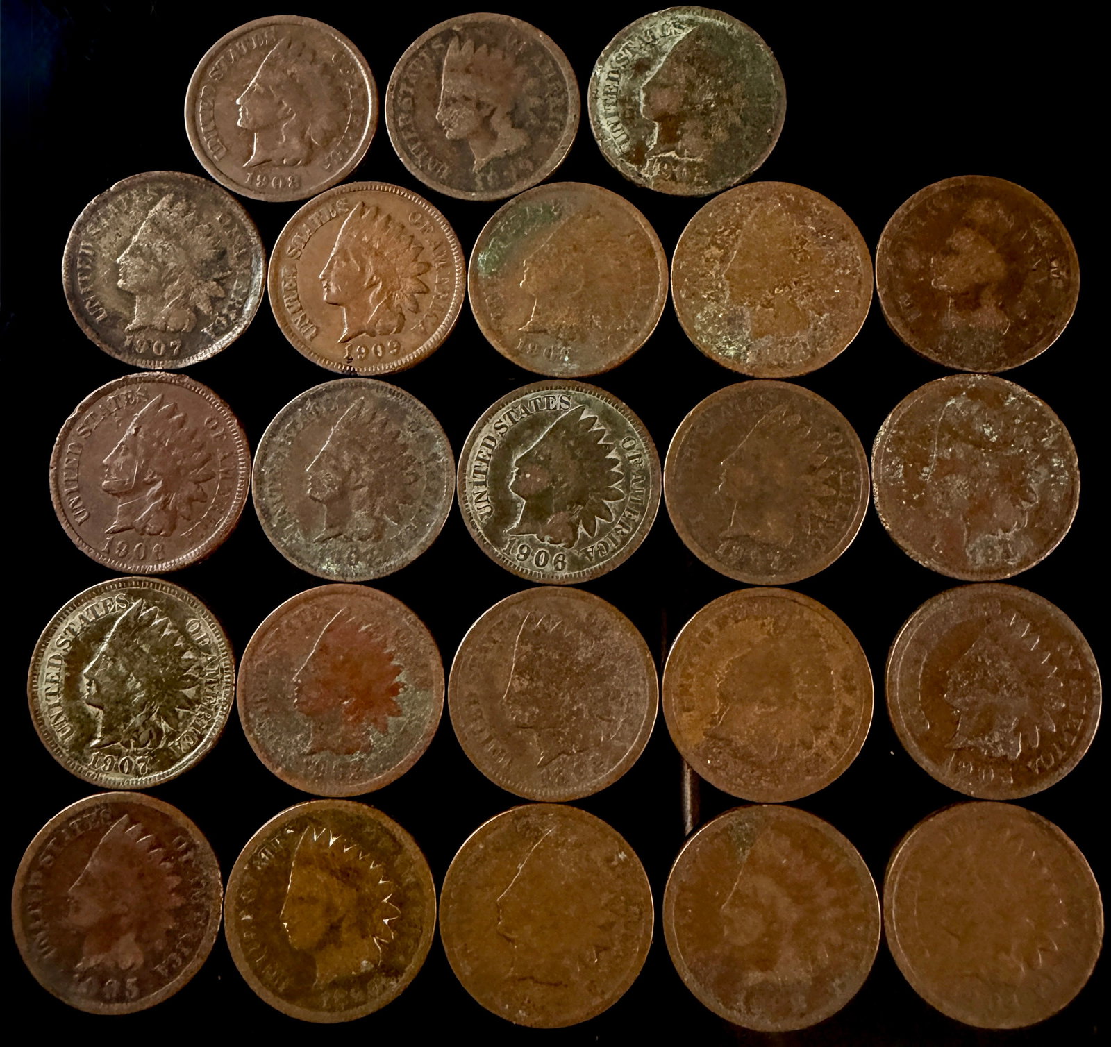 A Collection of US Indian Head One Cent Coins: A collection of US one-cent coins struck in bronze, featuring the Indian Head design. The obverse of each specimen bears the legend UNITED STATES OF AMERICA surrounding a left-facing bust of Liberty w