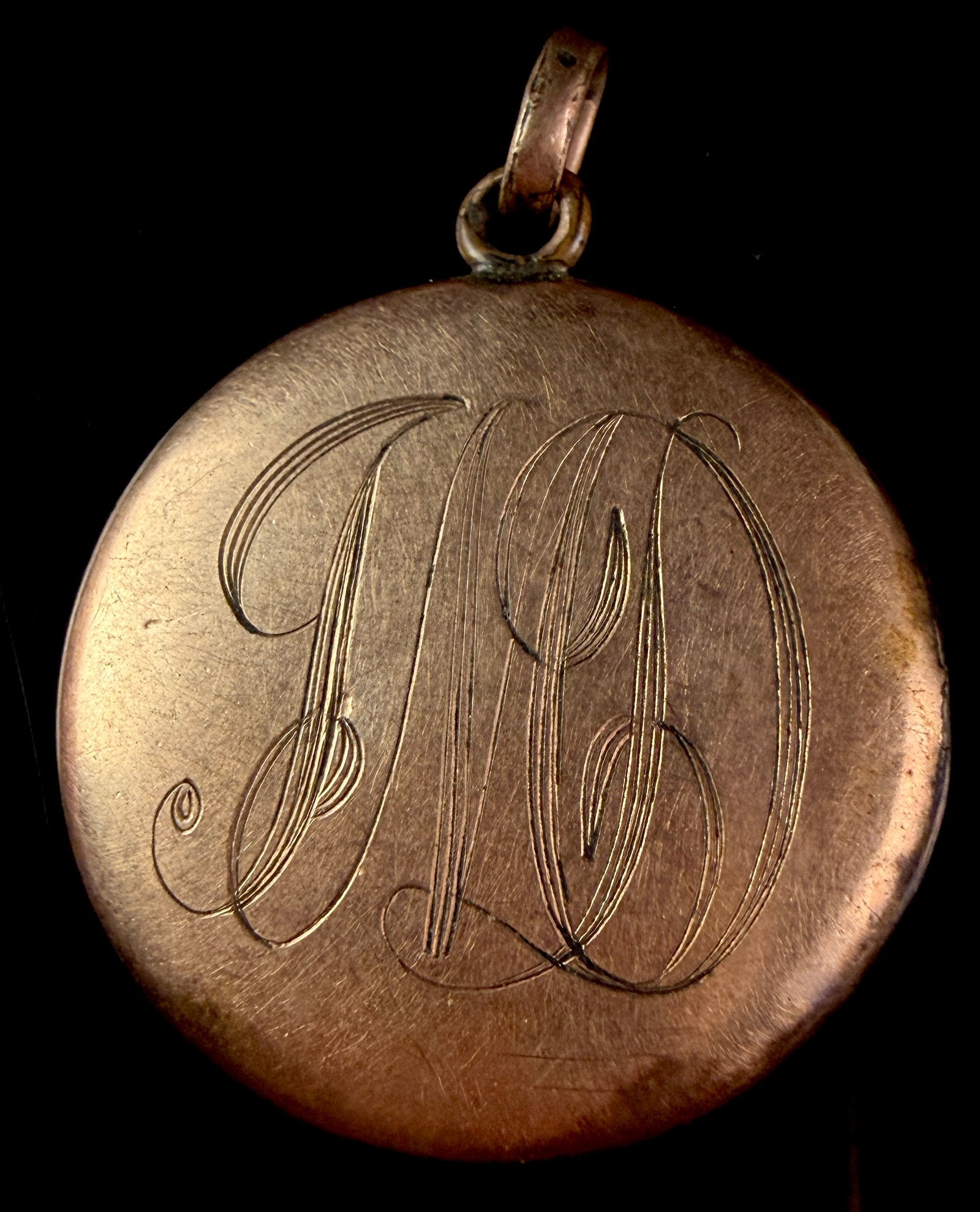 Antique Edwardian 10K Gold-Filled V.E. Black Co. Monogrammed Locket Dated 1914: A round 10K gold-filled locket pendant manufactured by the V.E. Black Co. of Providence, Rhode Island. The front face is decorated with an elaborate hand-engraved script monogram, while the reverse