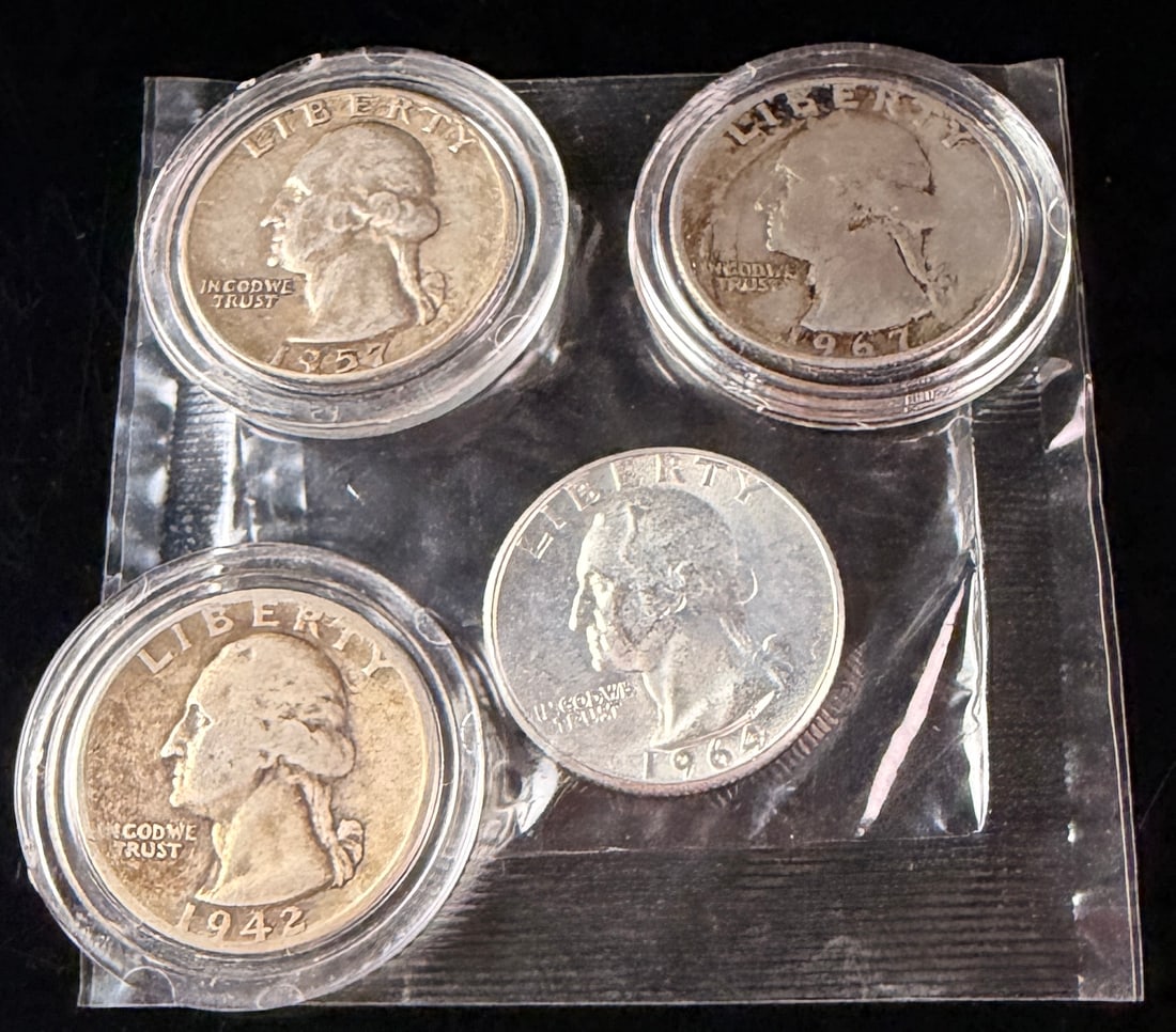 A Group of US 90% Silver Washington Quarters: A group of US Washington Quarters struck in 90% silver (0.900 fineness). The collection includes specimens dated 1942, 1957, 1961, and 1964. Each coin features the standard Washington Quarter obverse 
