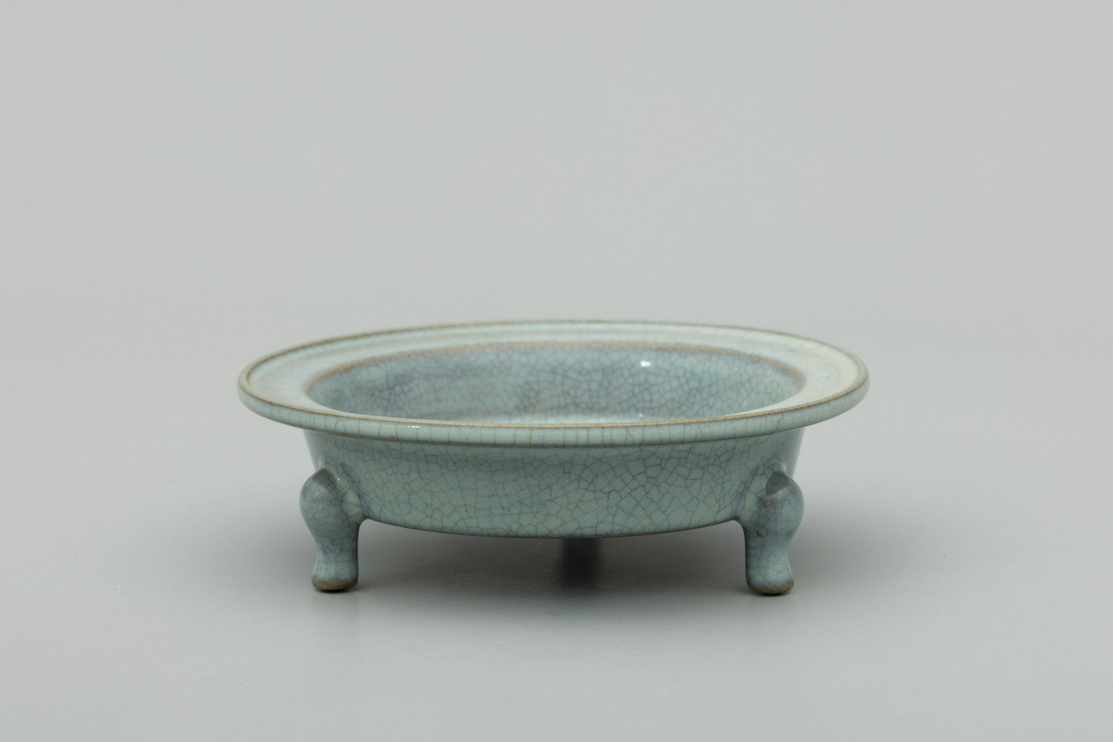 Qing Dynasty  - Qianlong Period - Scholar Ge Studio Tripod Washer (1 of 6)