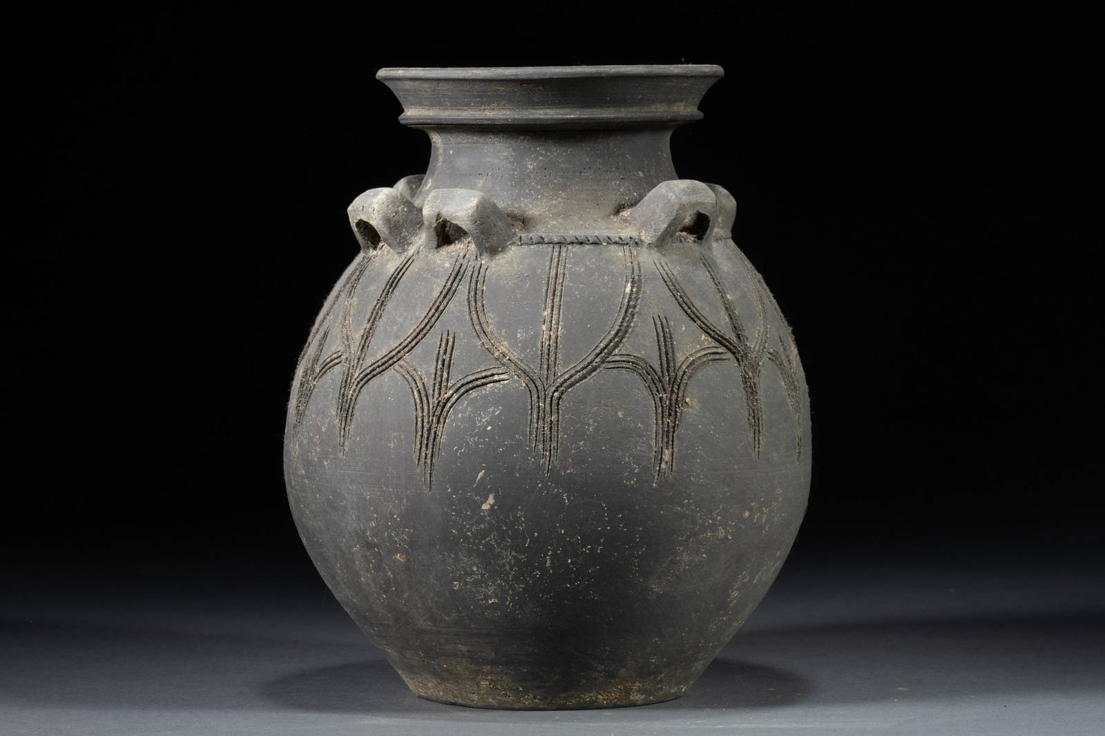 Han Dynasty Black Pottery Pot Auction