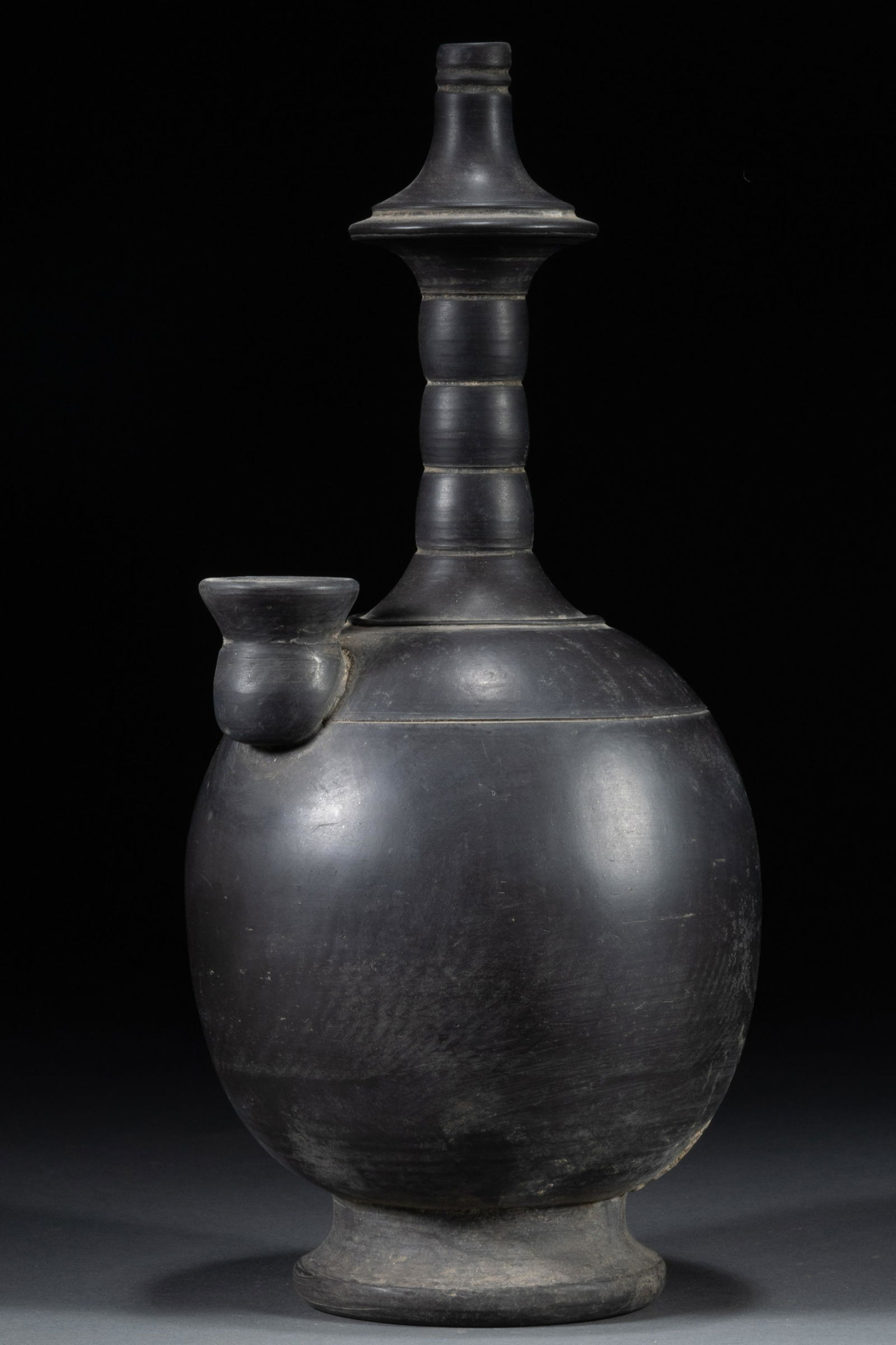 Han Dynasty Black Pottery Army Holding Pot Auction