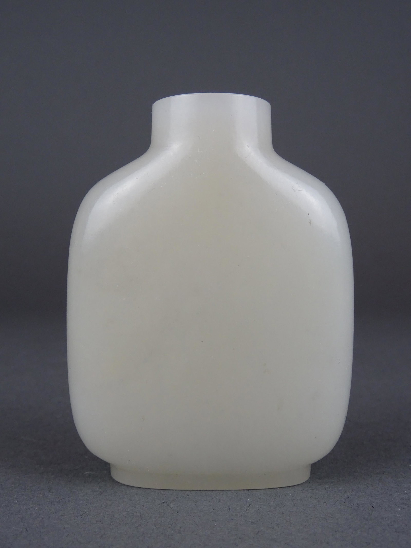 Jade snuff bottle (1 of 6)