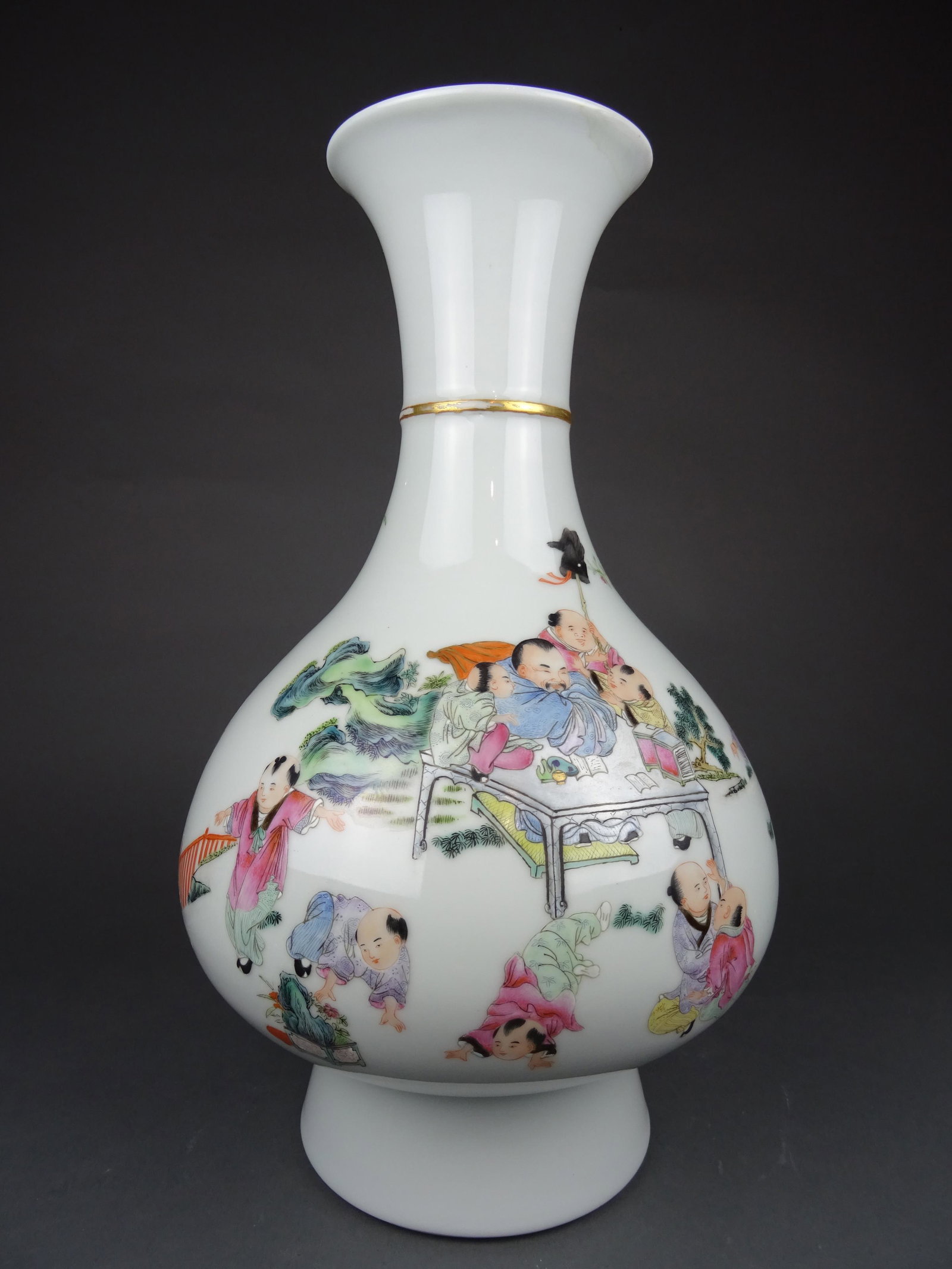 Famille rose vase (1 of 17)