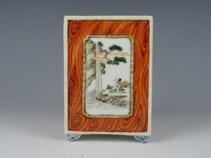 Porcelain brush pot: Beautiful Chinese Wucai brush pot with figures - 1920. Height 12 cm. Good condition. Some traces of use. No chips,hairline or restorations.