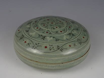 Korean porcelain box: Rare fine Korean porcelain celandon vase with flowers - Koryeo dynasty- Height: 7,5 cm. Diameter 17,5 cm. Private collection. In good condition. Some traces of use.