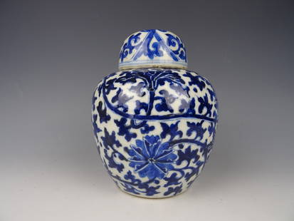 Porcelain pot: Chinese porcelain Blue and White pot with flowers - 19th century. Height 20 cm. In good condition.