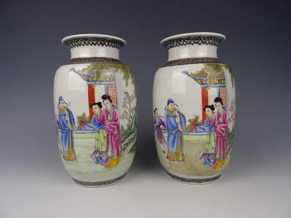 Two porcelain vases: A pair of Chinese porcelain vases wiith figures - 20th century. Height 22.5cm. In good condition