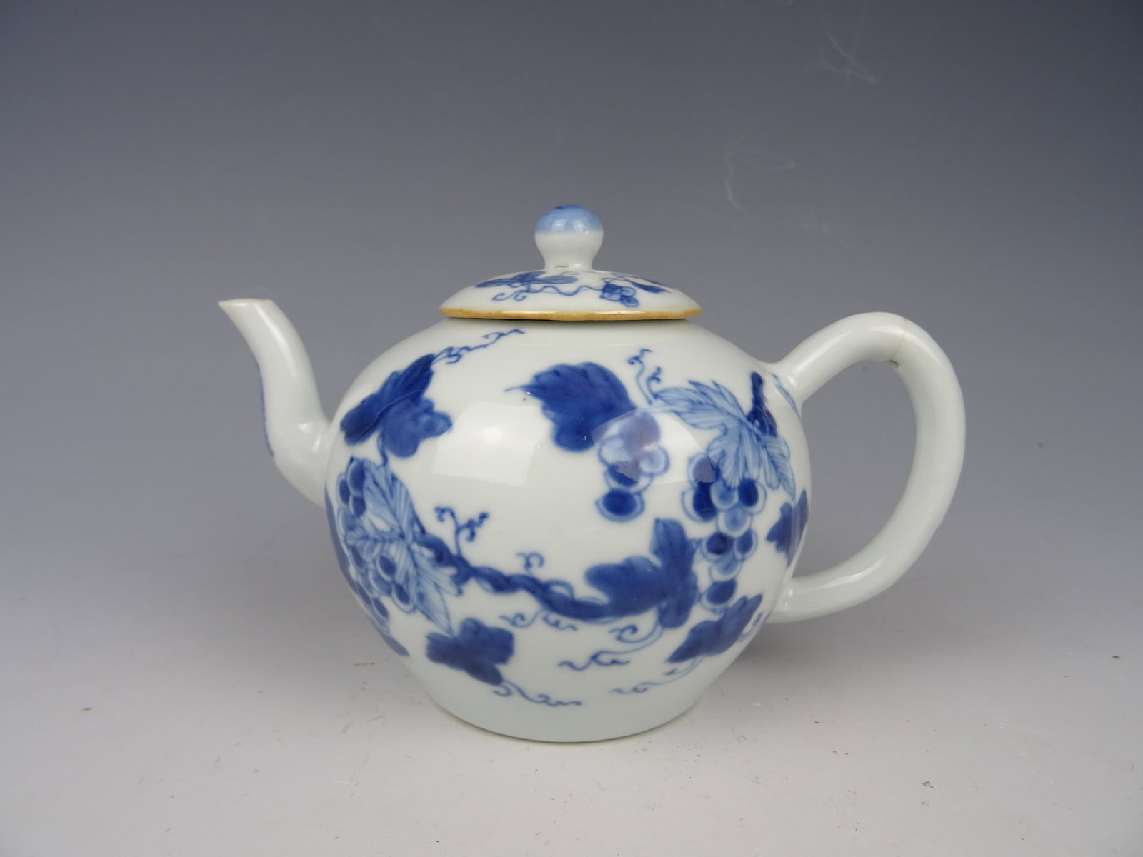 Porcelain Kangxi teapot (1 of 3)
