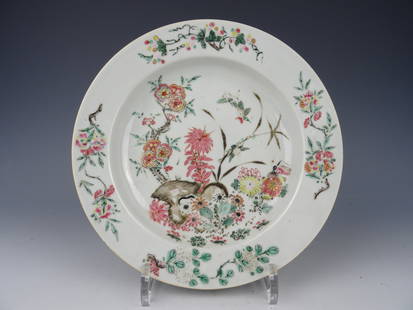 Porcelain Plate: Chinese porcelain famille rose plate with flowers/insect - Yongzheng - 18th century. Diameter 23 cm. In good condition. Just a tiny frit at the rim.