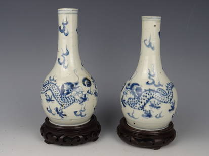 Two porcelain vases: Two Chinese porcelain vases with dragon for Vietnamese market - 19th century. Height 22.5cm In good condition